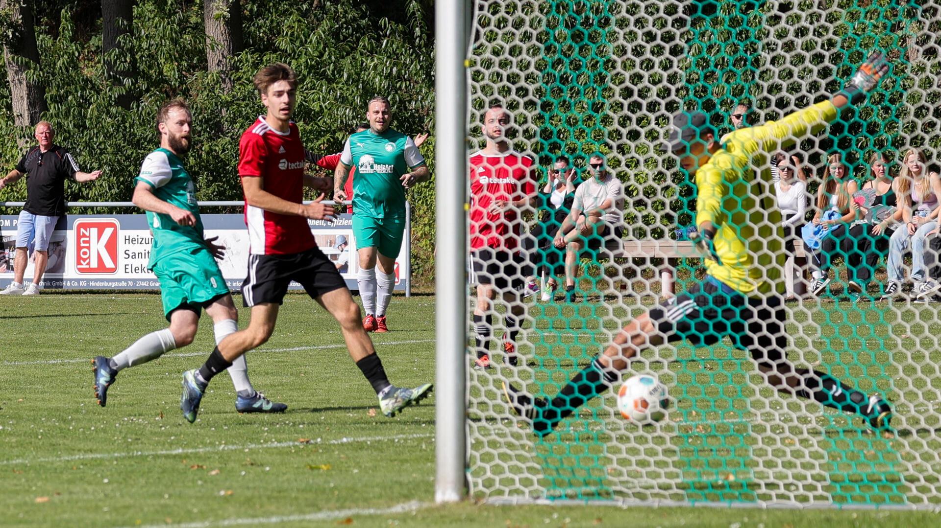 Der erste Streich: Jan-Henrik Kück erzielt das 2:0 für den TSV Karlshöfen II. Dem Routinier gelang ein Dreierpack im Derby.