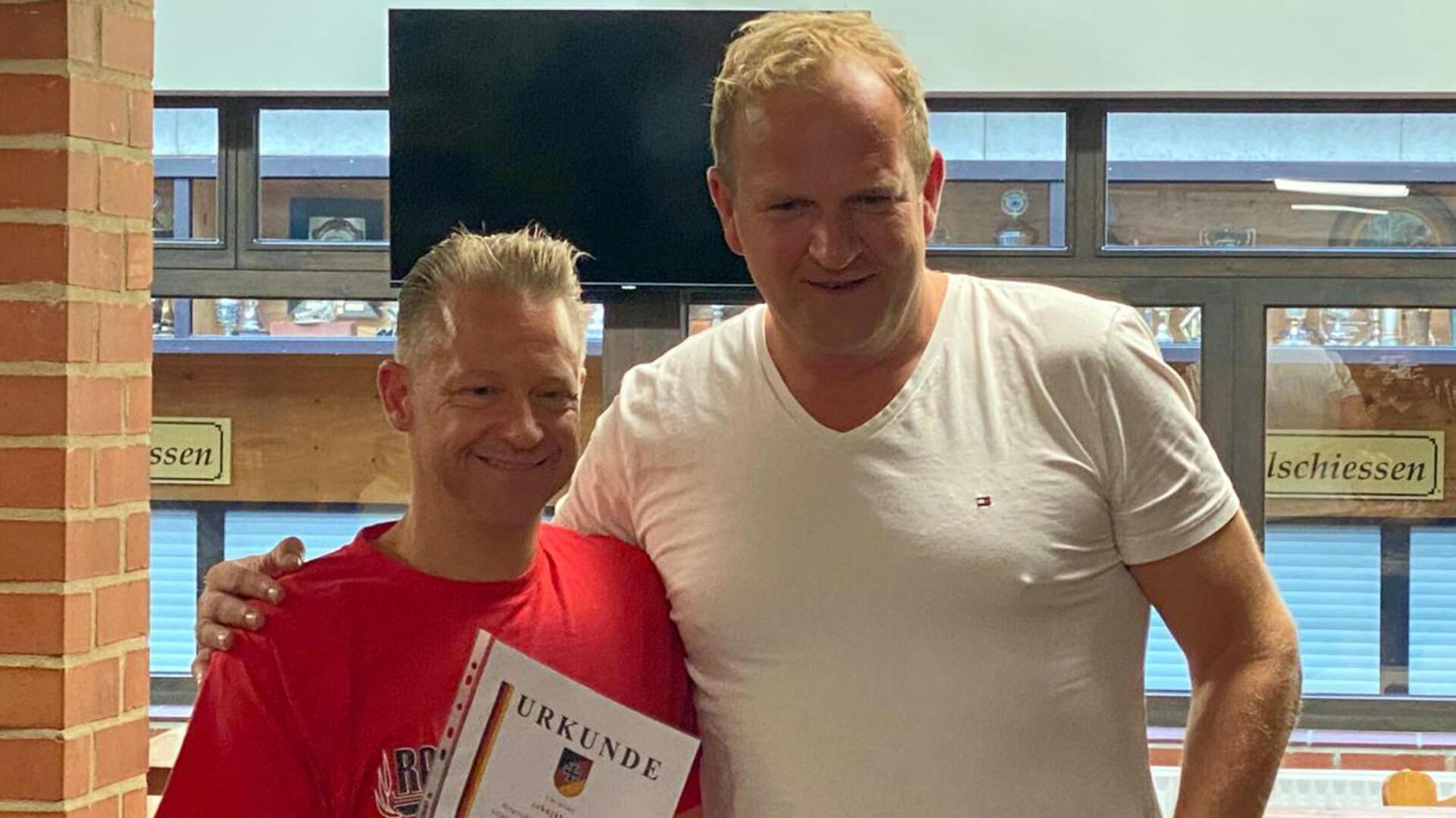 Der erste Vorsitzende Torben Sass (rechts) ehrt Tom Hettel für seine zehnjährige Mitgliedschaft.