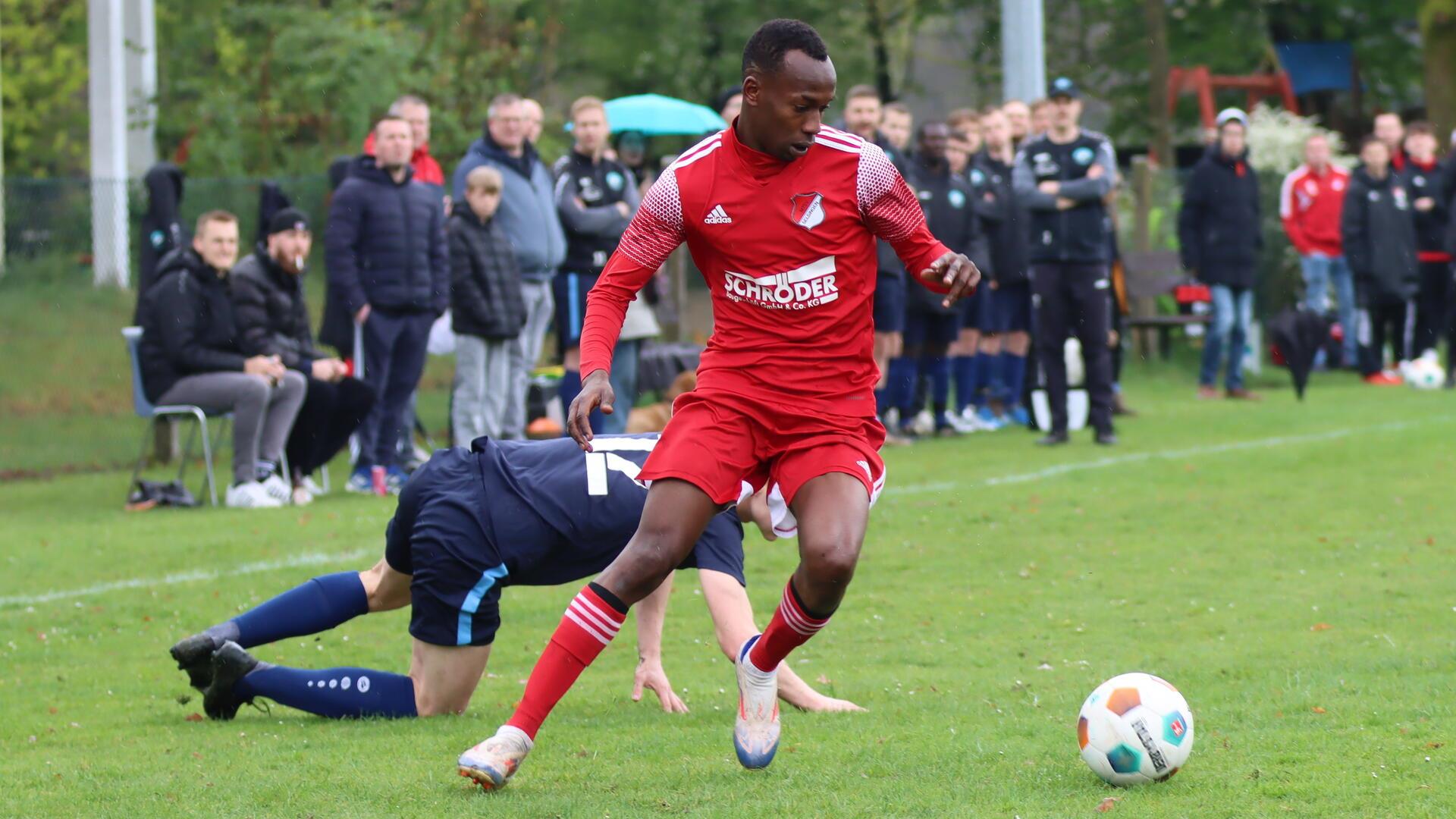 Der flinke Selsinger Stürmer Yousif Ramadan Musa wird auch die Abwehr der FSV Hesedorf/Nartum im Spitzenspiel der Kreisliga vor einige Probleme stellen.