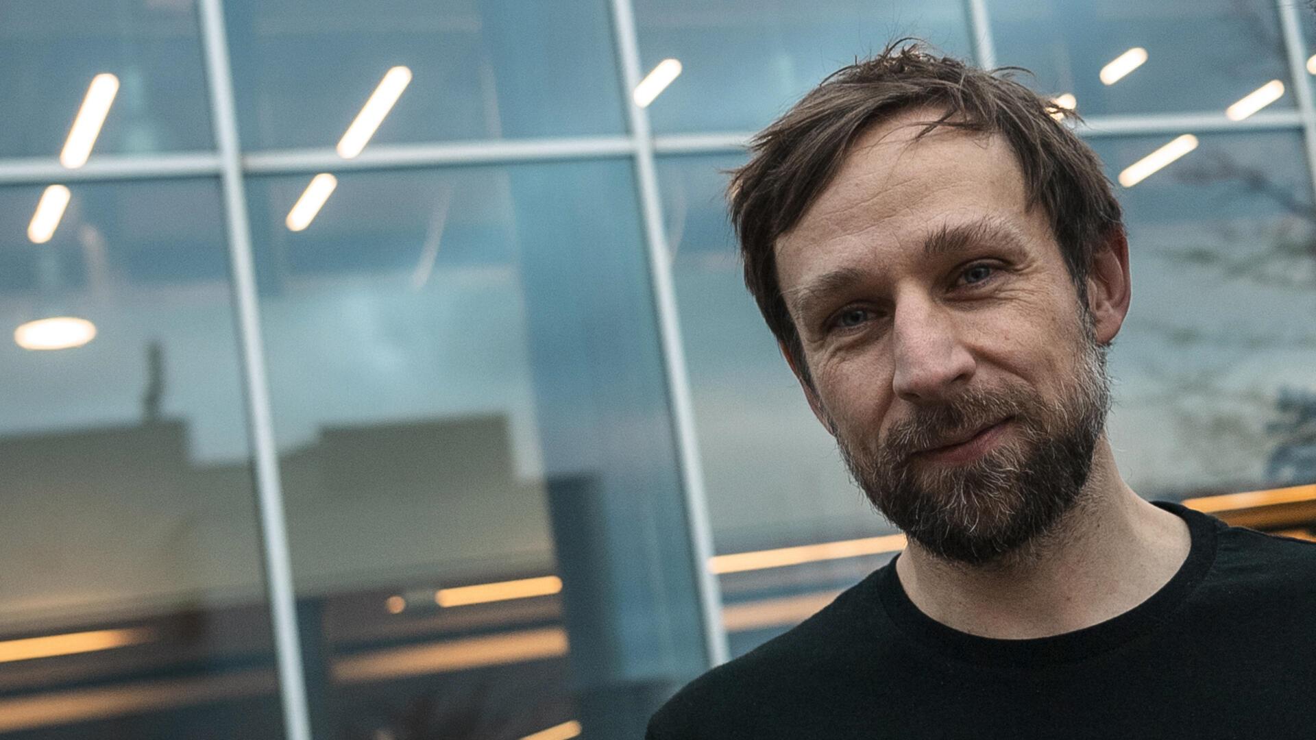 Der frühere Bremerhavener Till Sawala vor der Universität Helsinki