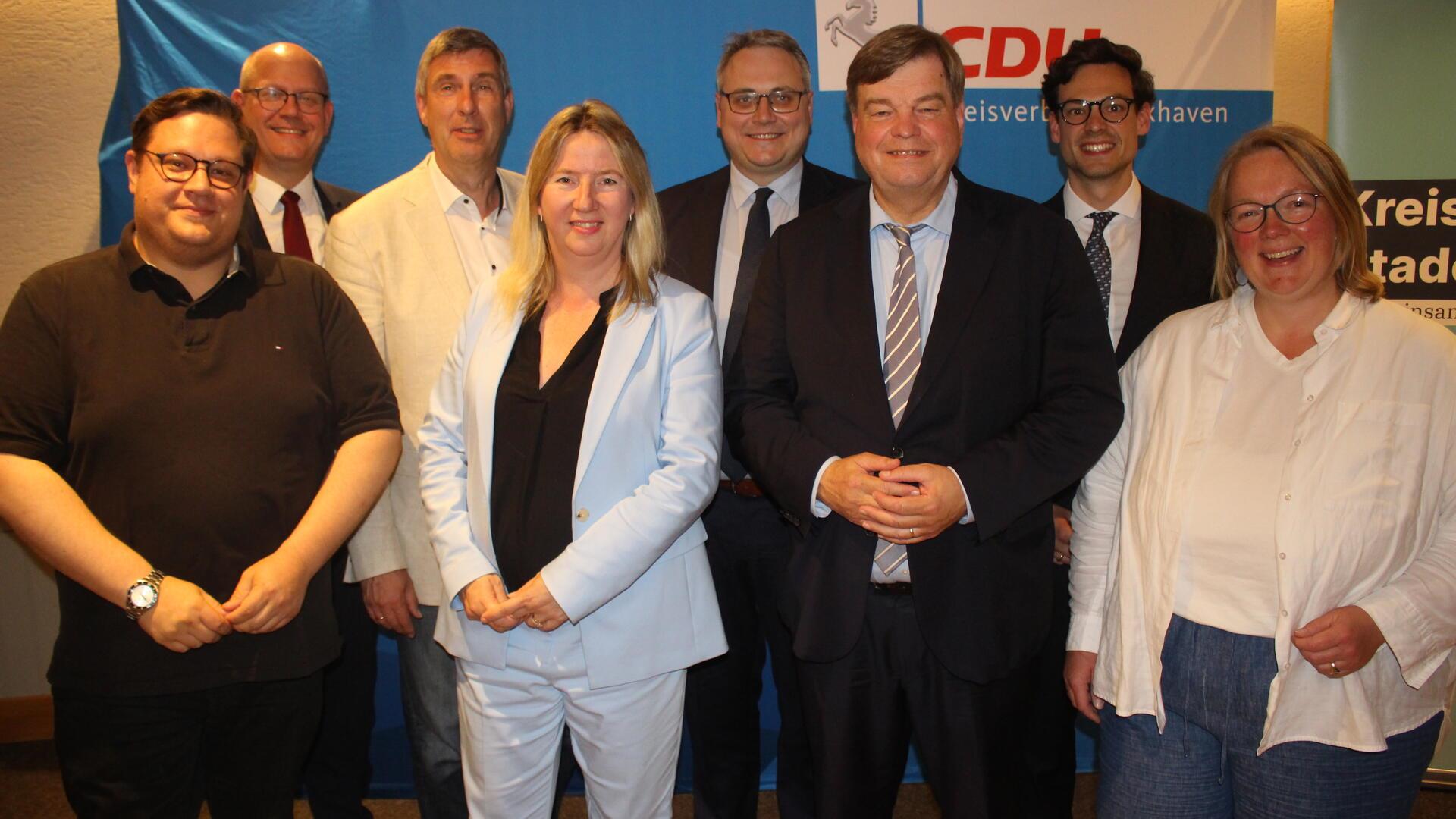 Der geschäftsführende Bezirksvorstand der CDU Elbe-Weser (von links): Matthias Keck (CUX, Mitgliederbeauftragter), Marco Mohrmann MdL (Generalsekretär der CDU Niedersachsen), Karsten Behr (STD, stv. Bezirksvorsitzender), Birgit Butter MdL (STD, Bezirksgeschäftsführerin), Landrat Marco Prietz (ROW, Schatzmeister), Enak Ferlemann (CUX, Bezirksvorsitzender), Fabian Albrecht (OHZ) und Hella Bachmann (VER - beide stellvertretende Bezirksvorsitzende).