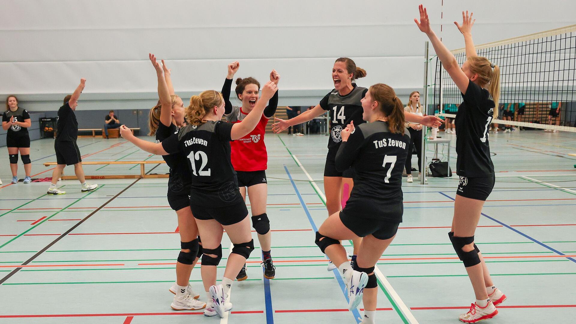 Der glatte 3:0-Sieg in Hildesheim wurde von den Zevener Volleyballerinnen ausgiebig bejubelt.