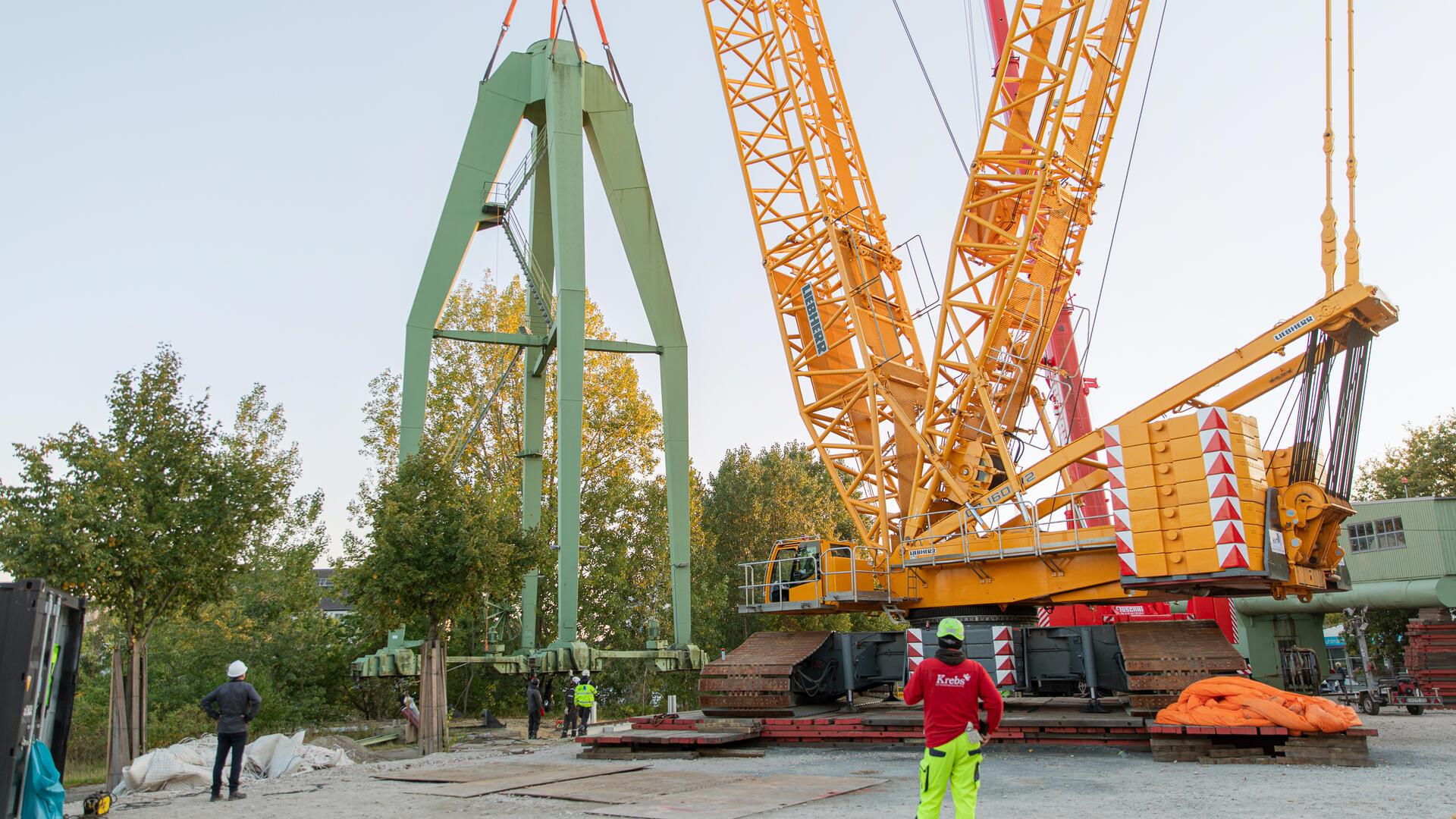 Der grüne Gigant bewegt sich – der Rickmerskran findet seinen neuen Platz.