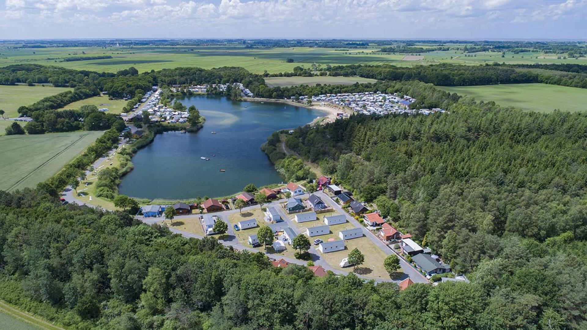 Der Kransburger See ist umgeben vom Campingpark der Familie Brandt. In Kürze werden die Elemente für einen neuen Aqua Chimp auf dem See installiert.