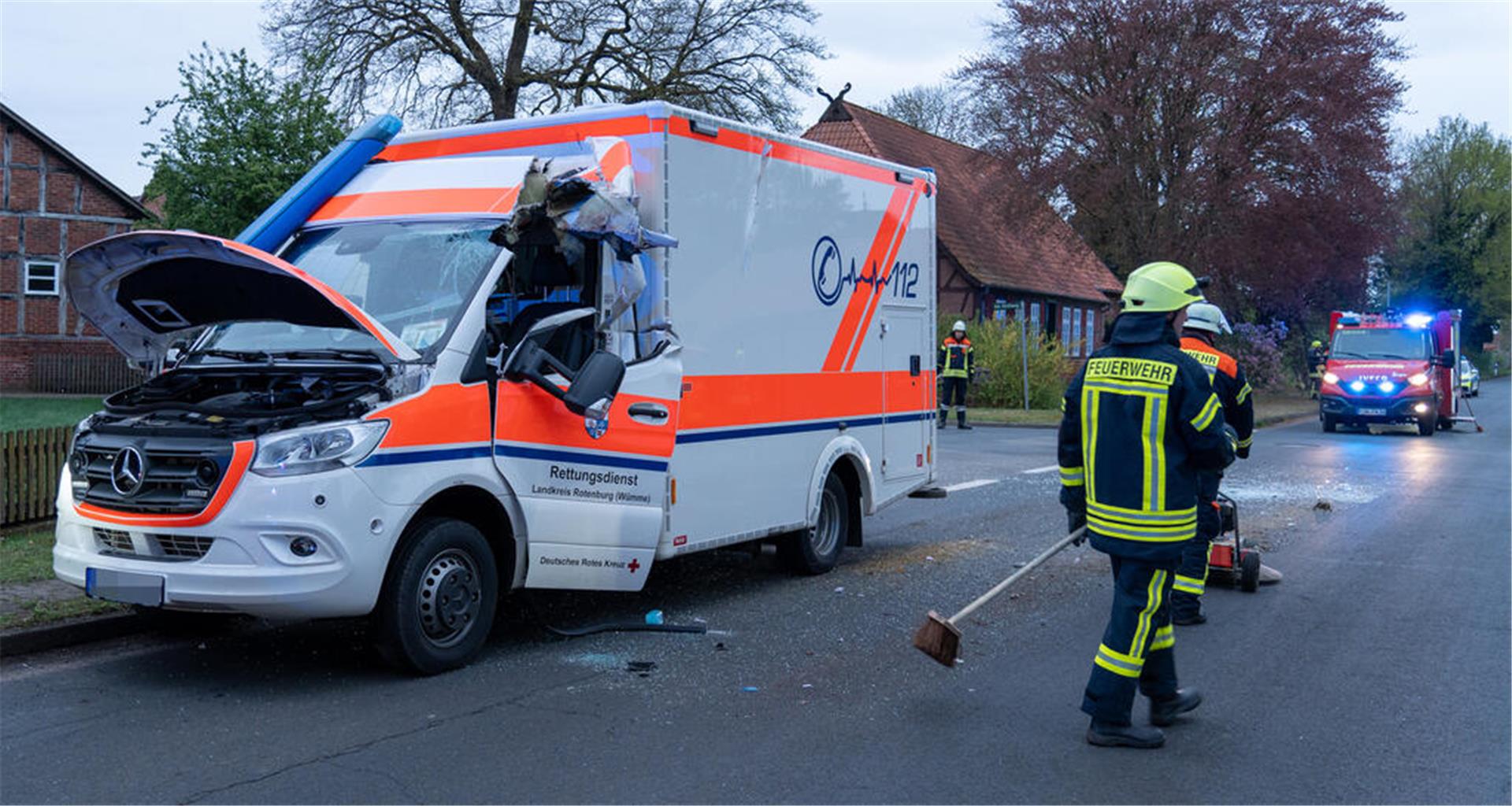 Der in Wohlsdorf bei Scheeßel verunglückte Rettungswagen.