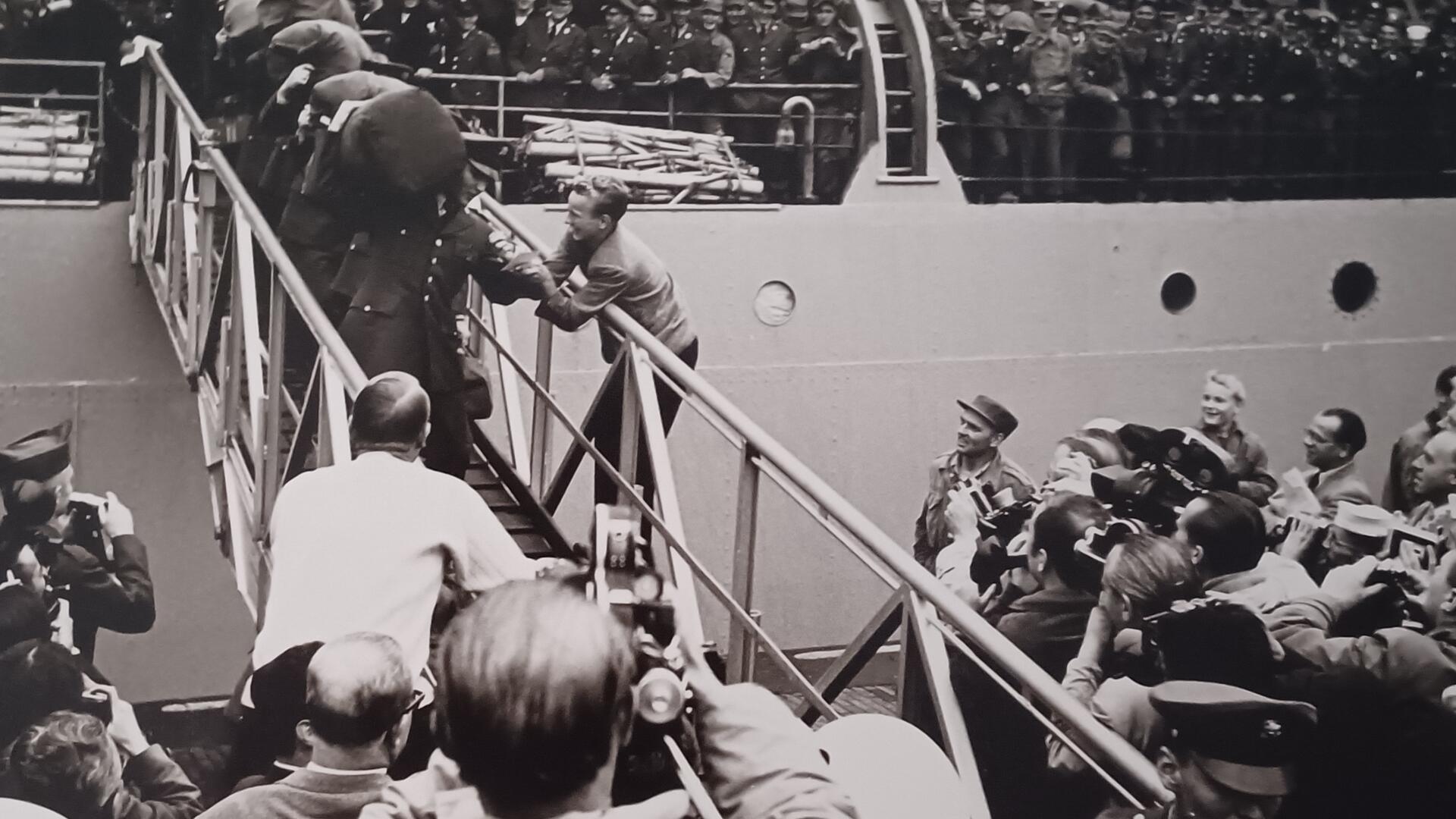 Ein Schwarz-weiß-Foto. Der legendäre Augenblick: Elvis Presley geht in Bremerhaven an Land. An der Gangway klammert Helge Rothenberg für ein Autogramm – er bekam es nicht.