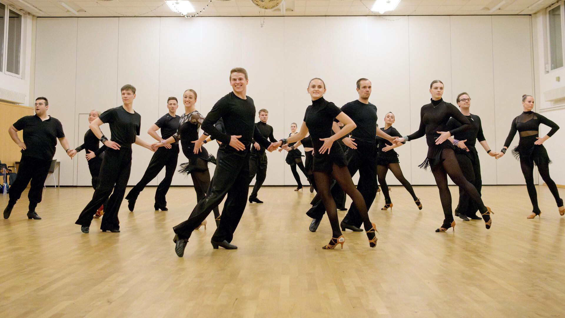 Der letzte Schritt vor dem Saisonstart: Bei der Generalprobe am Sonntag präsentiert sich das A-Team der TSG Bremerhaven mit seiner überarbeiteten Choreo „Matrix Resurrections“ .
