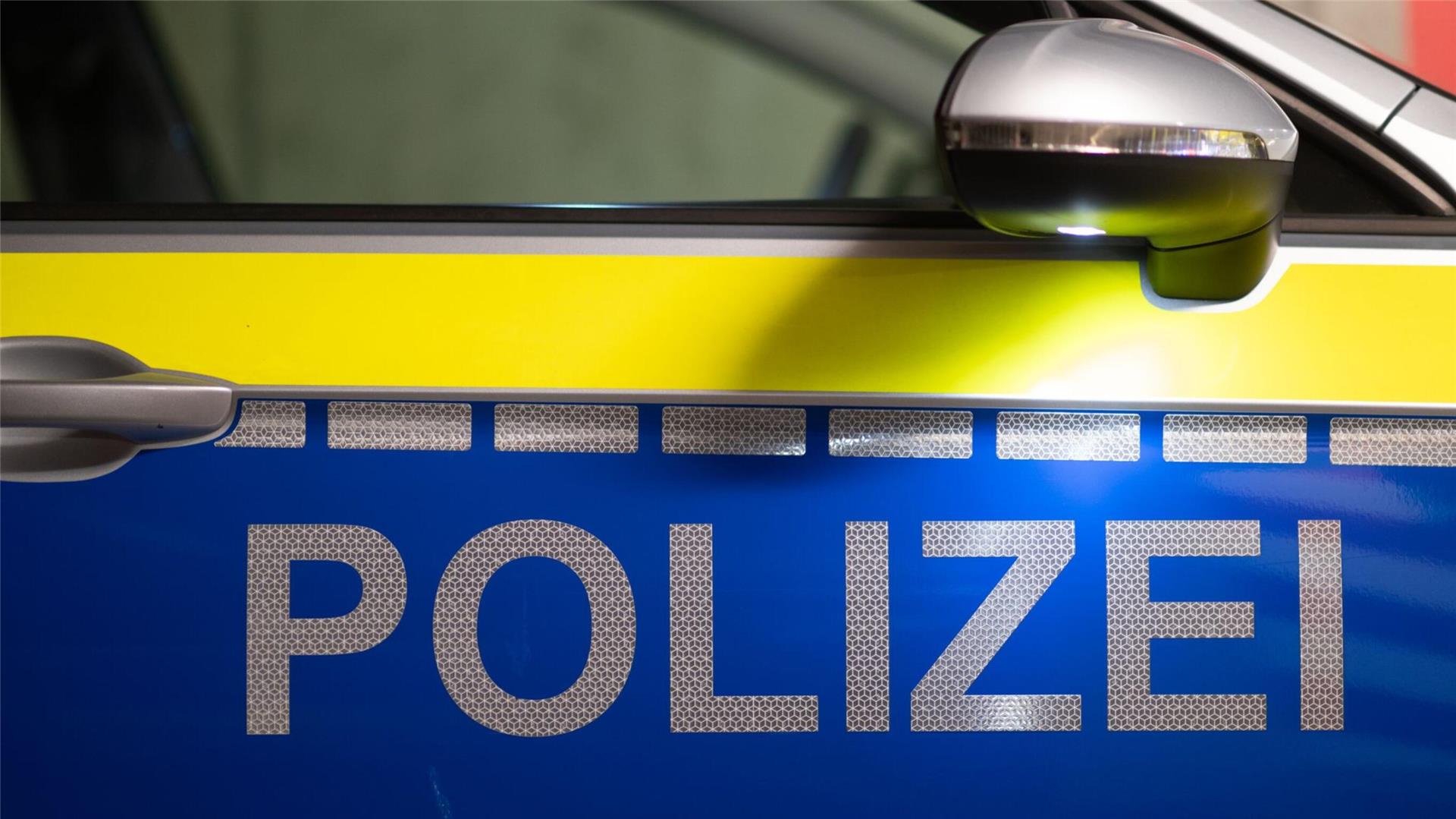 Das Wort "Polizei" ist auf der Tür eines Polizeiautos zu lesen.