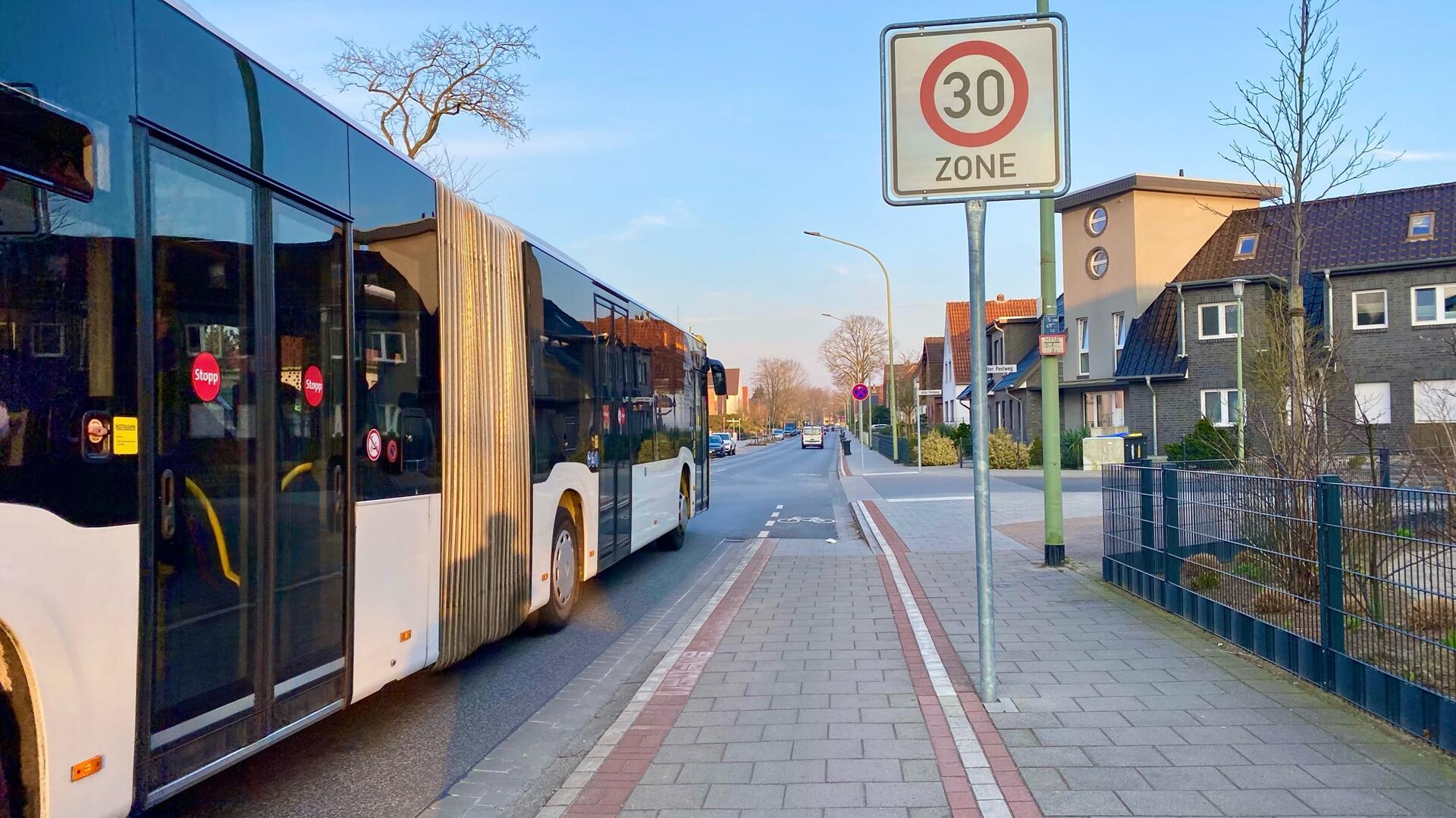 Der neu gebaute und der noch alte Teil des langen Mecklenburger Wegs in Leherheide verunsichert viele: Teils gilt neuerdings Tempo 30, teils nur halbtags, teils gilt noch 50er Tempo.