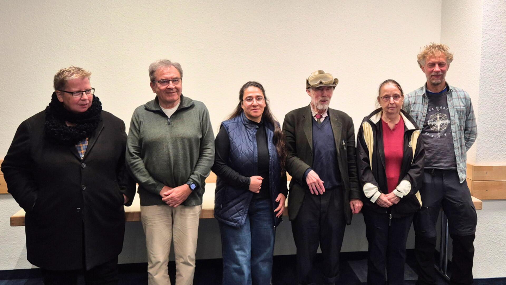 Gruppenfoto mit mehreren Erwachsenen. Der neu gewählte Teilnehmerrat der VHS Bremerhaven setzt sich aus neuen und bewährten Mitgliedern zusammen (von links): Martina Neueroth, Waldemar Schönberger, Simin Hashemzada, Friedrich H. Rohde, Marga-Eva Lewandowski und Marc Montag.