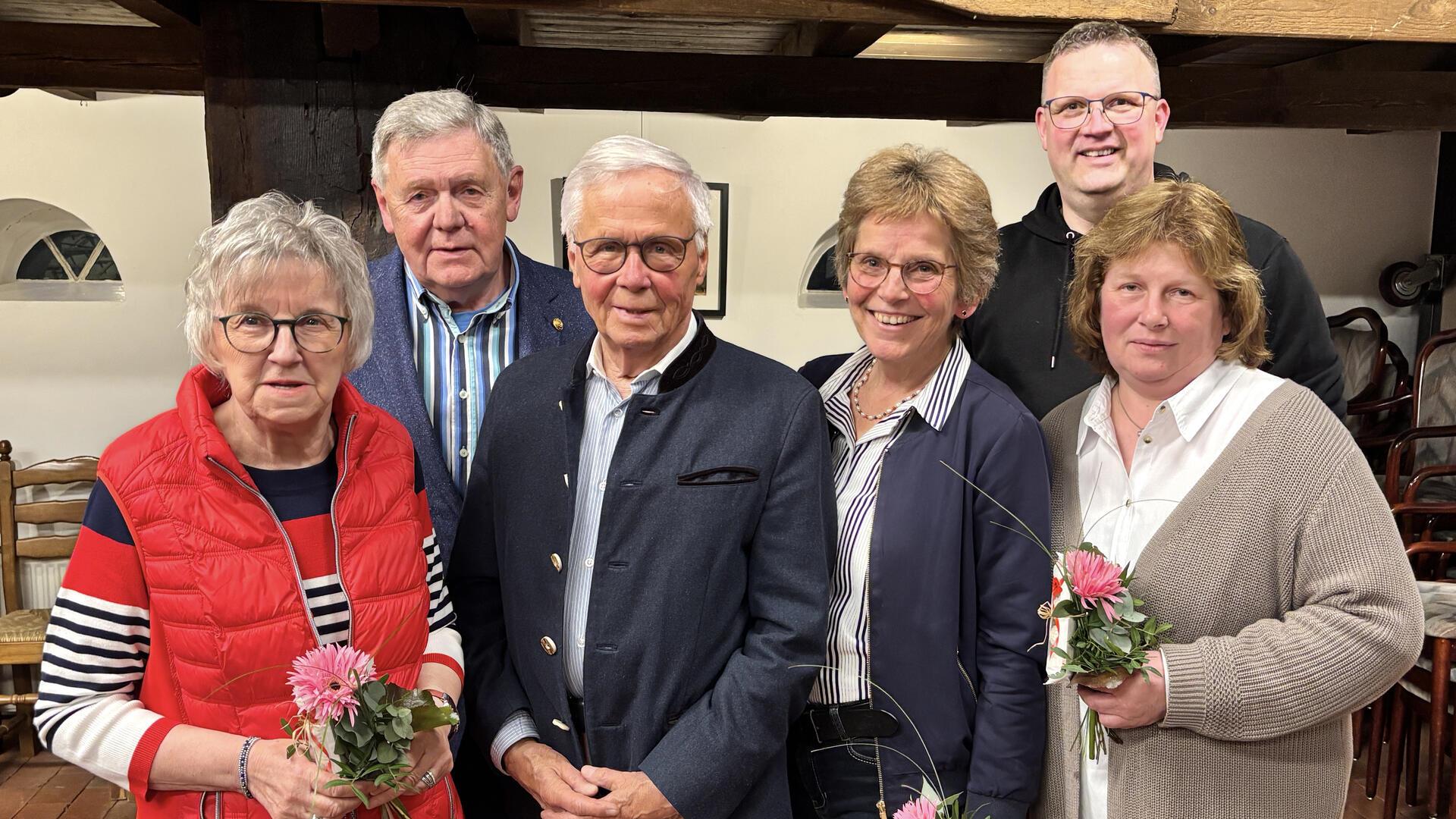 Gruppenfoto mit mehreren Erwachsenen. Der neu gewählte Vorstand des Vereins zur Förderung der Notfallverorgung (von links): Monika Richter, Berthold Fedtke, Dr. Heiko William, Maike William, Renate Wichern und Oliver Klindworth.
