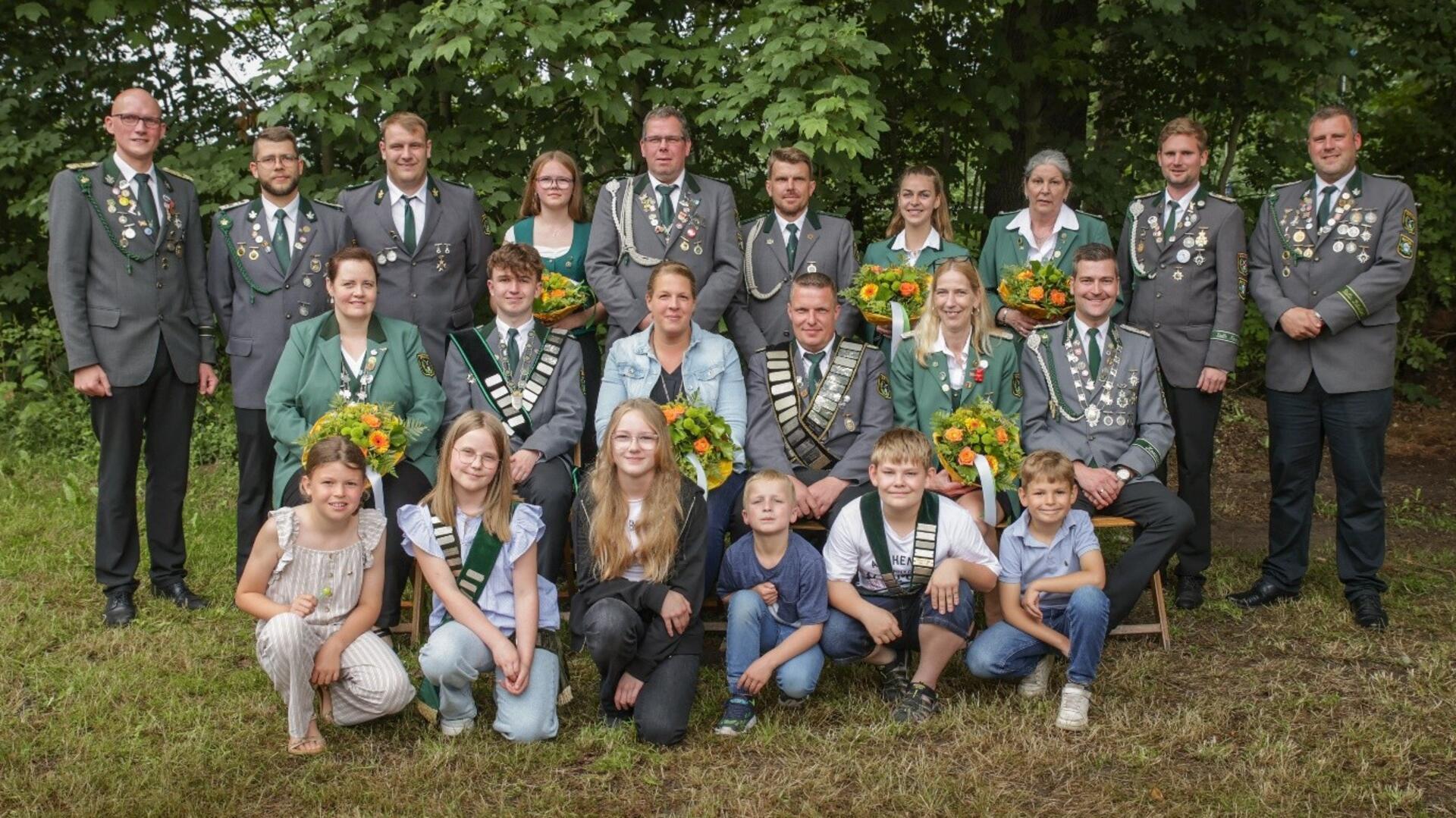 Der neue Braueler Schützenkönig zeigt sich mit den anderen Majestäten.