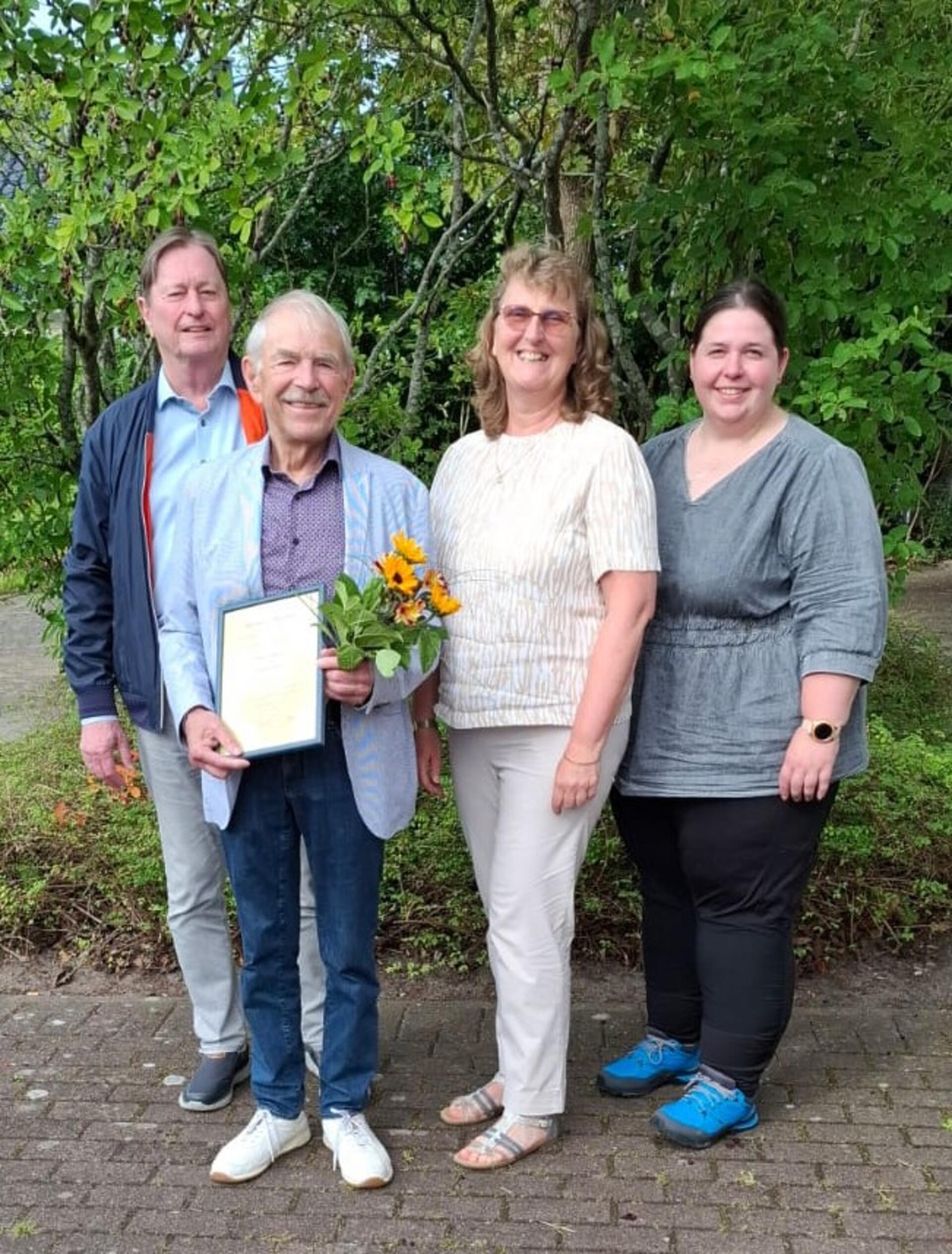 Der neue Ehrenvorsitzende des Fördervereins Leherheider Sport (FLS), Manfred Pleines, mit (von links) Wolfgang Lamot, Sabine Krüger und Patricia Burdorf. 