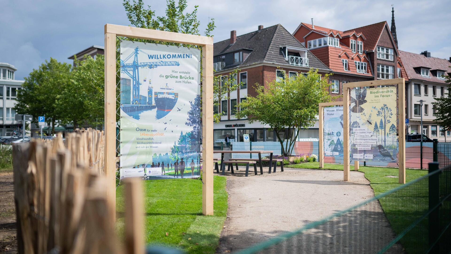 Der neue Infoplatz auf dem ehemaligen Finanzamtsgelände hat Gestalt angenommen mit Infostelen, Tischen, Bänken und drei Bäumen.