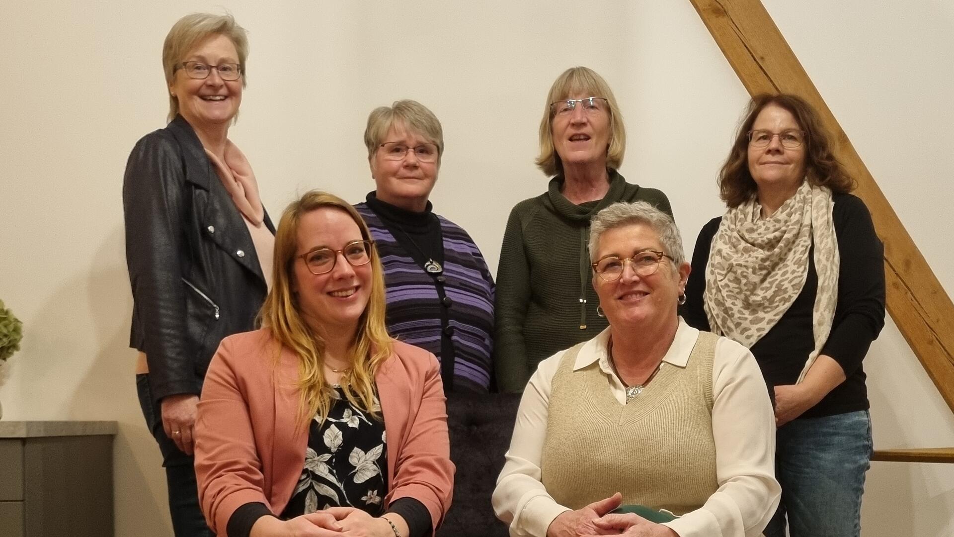 Der neue Vorstand des Chors Via Nova Sittensen (von links): Anette Vajen, Miriam Knoblauch, Anke Dunker, Martina Rolfes-Dahmes, Annette Wahlers-Meyer und Sylvia Martens.