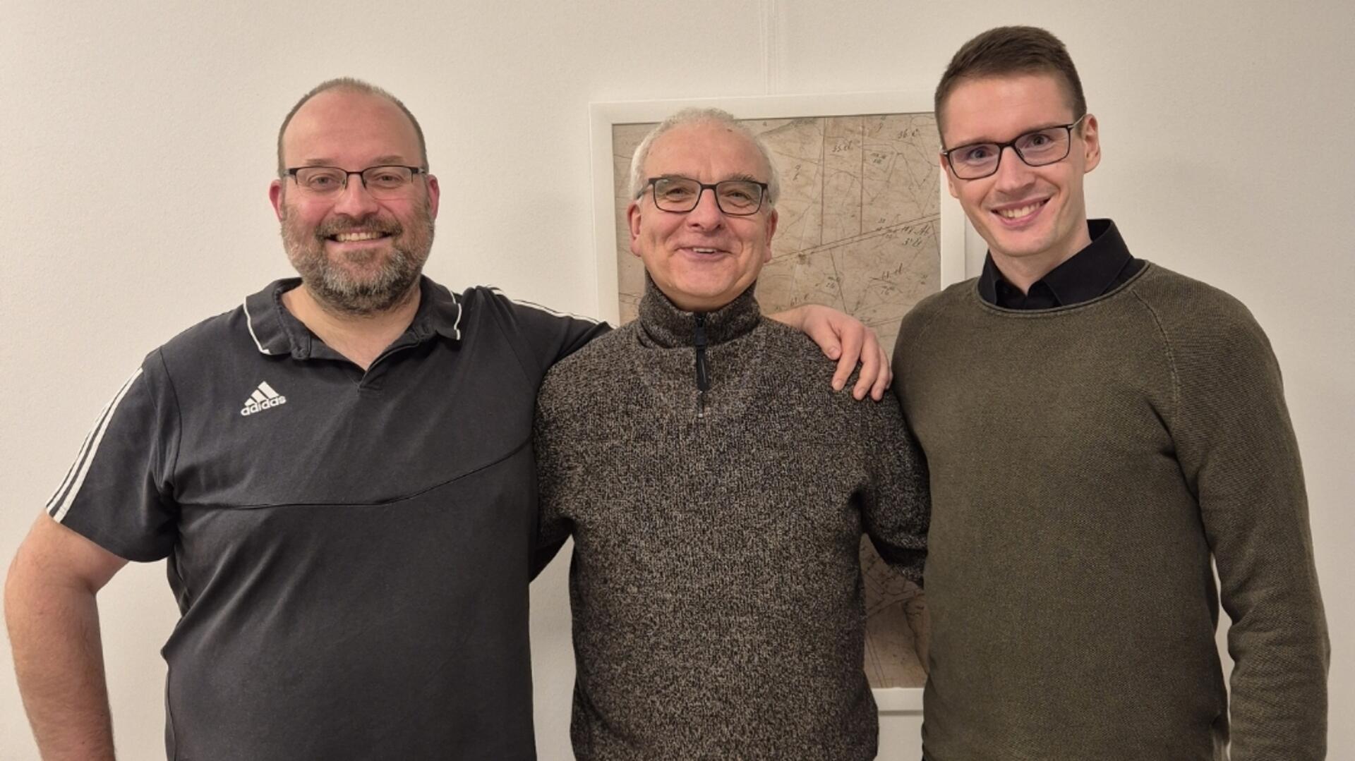 Der neue und alte Vorstand (von links): Der neue 2. Vorsitzende Carsten Kücks, der scheidende 1. Vorsitzende Thomas Liebscher, Kassenwart Marco Klindworth. Es fehlt der neue 1. Vorsitzende Alexander Streu.