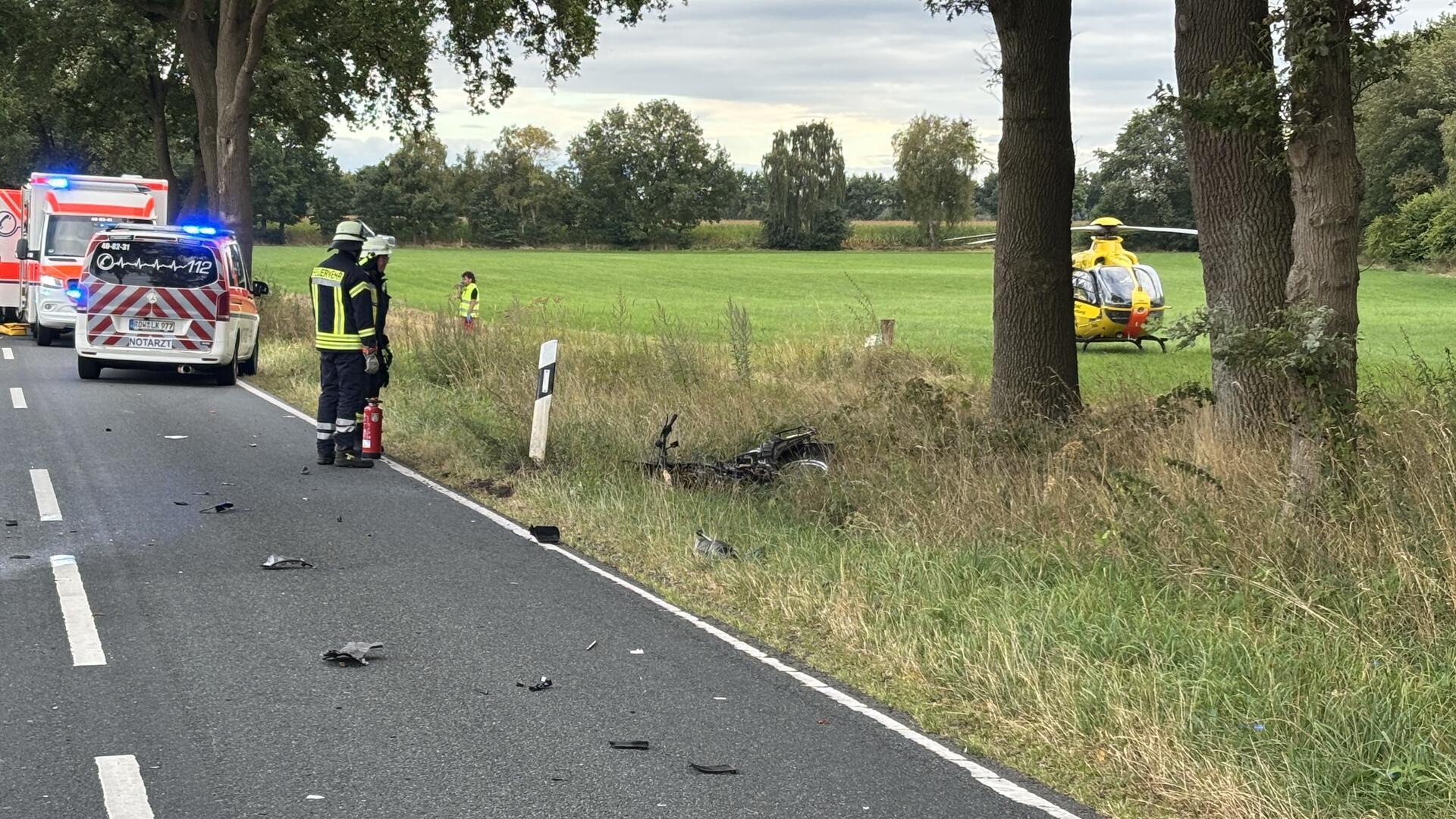 Der schwerverletzte Motorradfahrer kam per Helikopter in eine Klinik.