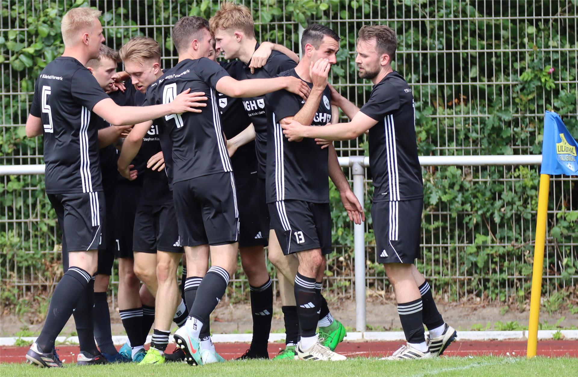 Nach 6:0-Sieg geht die fantastische Reise des TSV Bülstedt/Vorwerk noch weiter Der so wichtige Führungstreffer von Dennis Brückner (Dritter von links) wird an der Eckfahne ausgiebig gefeiert.