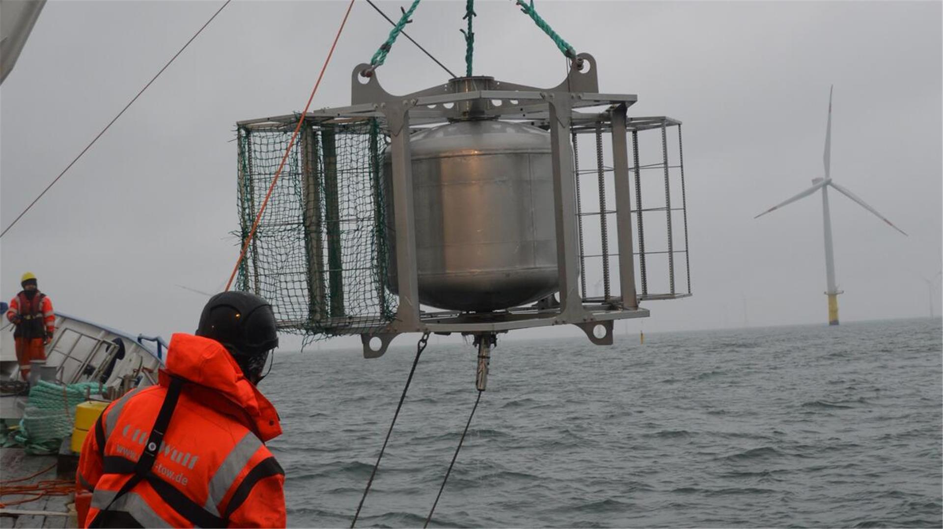Ein Gerät wird aus dem Meer gezogen. Mit dem sogenannten Shellfish-Tower soll die Zucht von Algen und Muscheln im Offshore-Windpark erprobt werden.