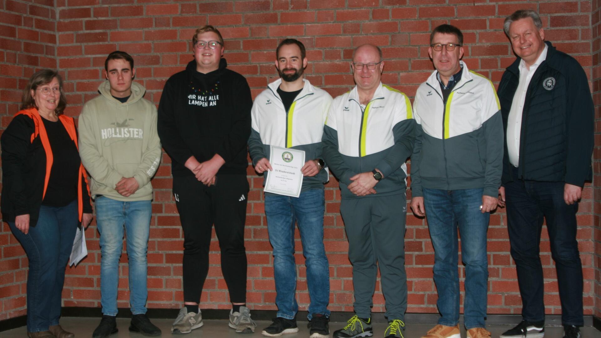 Der stellvertretende Bezirkspräsident Frank Pingel (rechts) und Bezirkssportleiterin Ute Siems gratulierten dem SV Rhadereistedt (von links) mit Johann Schröder, Leif Schleßelmann, Daniel Knierim, Stephan Marx und Karlheinz Schlitzkus zur Vizemeisterschaft.