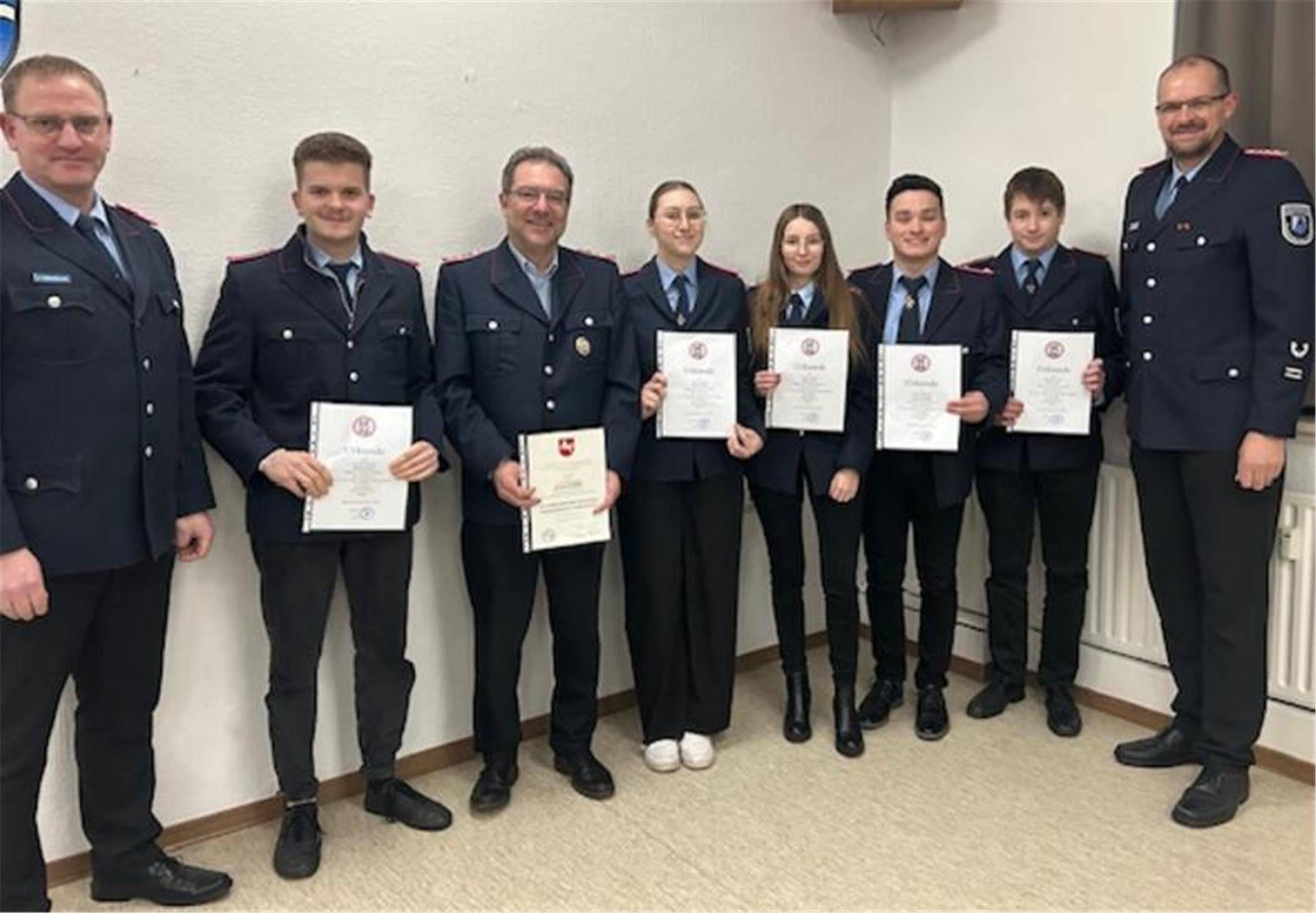 Der stellvertretende Ortsbrandmeister Jens Uhlenbruch (links) und Ortsbrandmeister Stefan Meier (rechts) mit den geehrten und beförderten Feuerwehrleuten: (von links) Hennes Köster, Reiner Eckhoff, Janne Eckhoff, Maren Ernst, Robert Schröder und Nico Ernst.