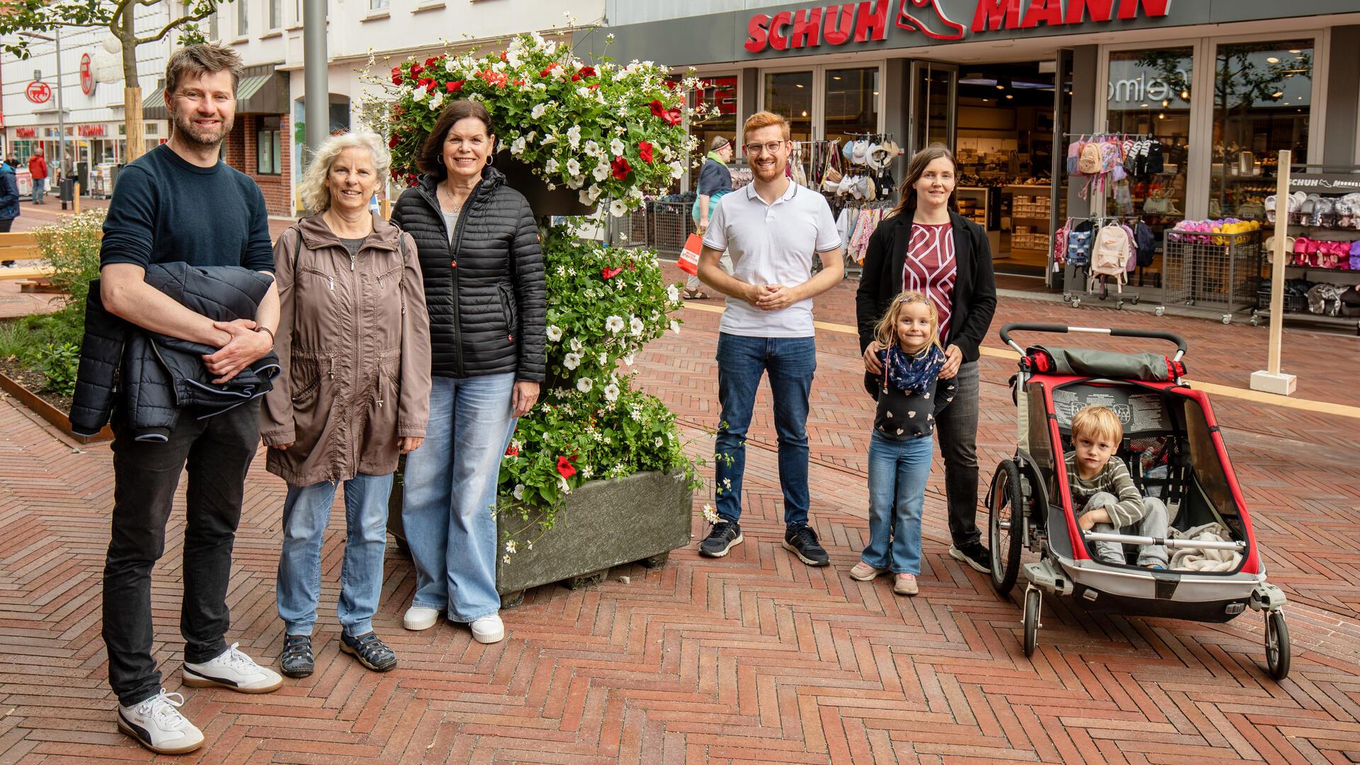 Der stellvertretende Ortsbürgermeister Christian Oetjen (von links), Ortsratsmitglied Petra Fischer, Citymanagerin Bärbel Hensel, Ortsbürgermeister Dirk Stelling und Sarah Böhnke vom Bremervörder City- und Stadtmarketing freuen sich über die neuen Blumenampeln in der Stadt. 