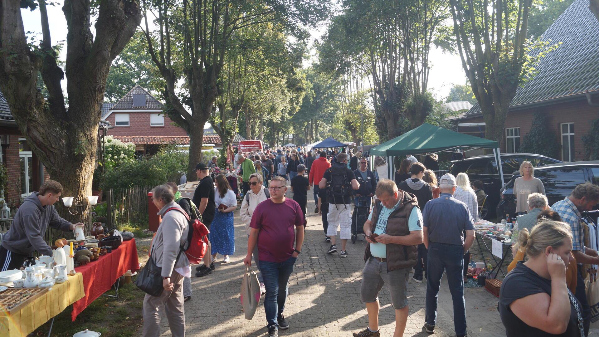 Der traditionelle Plönjeshausener Flohmarkt am letzten Samstag im August war auch in diesem Jahr wieder ein absoluter Besuchermagnet. 