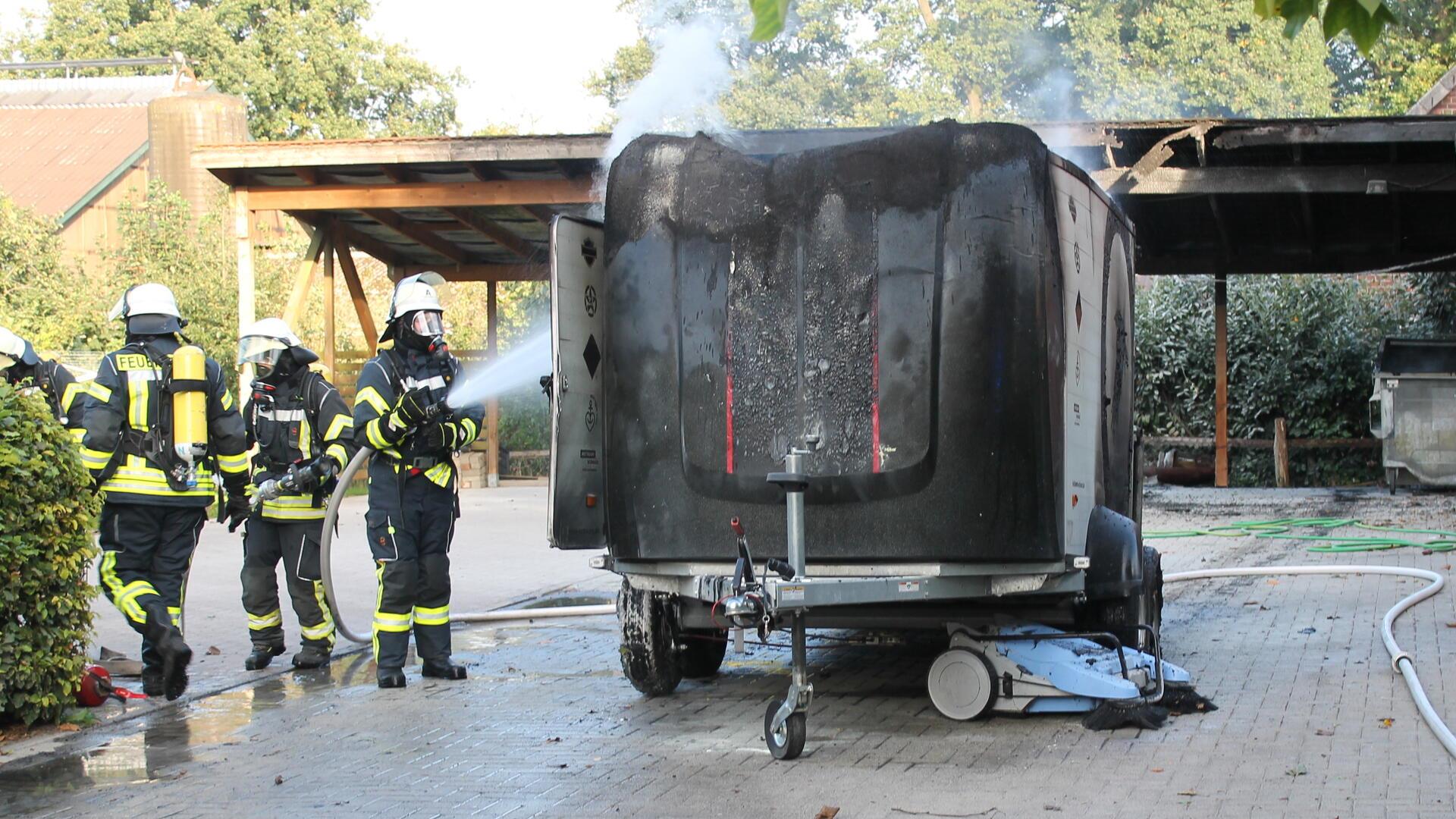 Schon wieder Feuer in Granstedt: Polizei vermutet Brandstiftung Der verbrannte Pferdeanhänger.