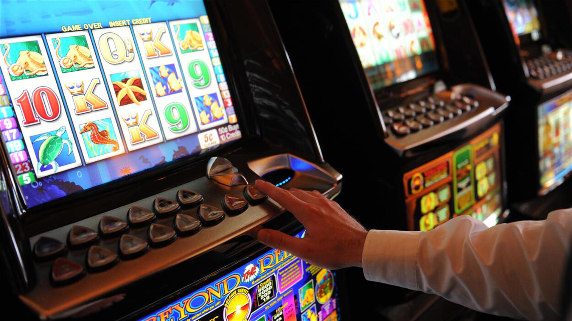 Spieler am Glücksspielautomat.