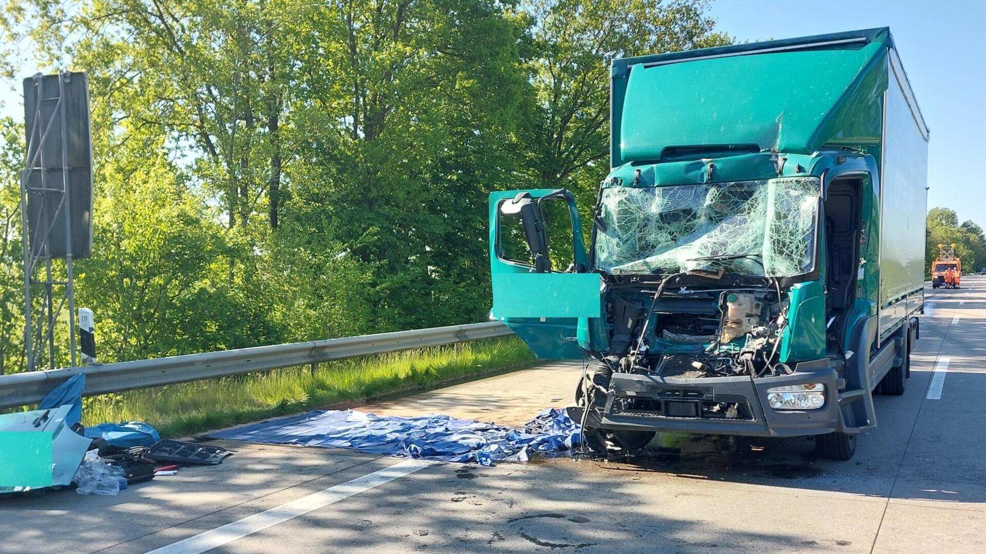Der verunfallte Lkw auf der A27 bei Bremerhaven: Die 44-jährige Fahrerin krachte am Dienstagmorgen in das Stauende vor einer Baustelle. Der mit brennbarer Flüssigkeit beladene Sattelzug erschwerte die Bergungsarbeiten erheblich. 