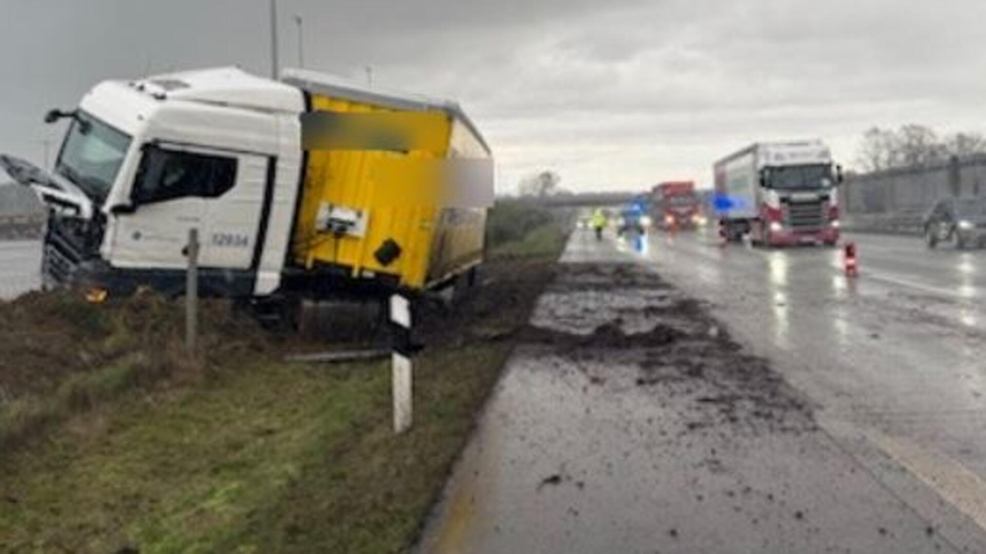 Der verunglückte Sattelzug auf der Autobahn in Höhe der Anschlussstelle Sittensen.