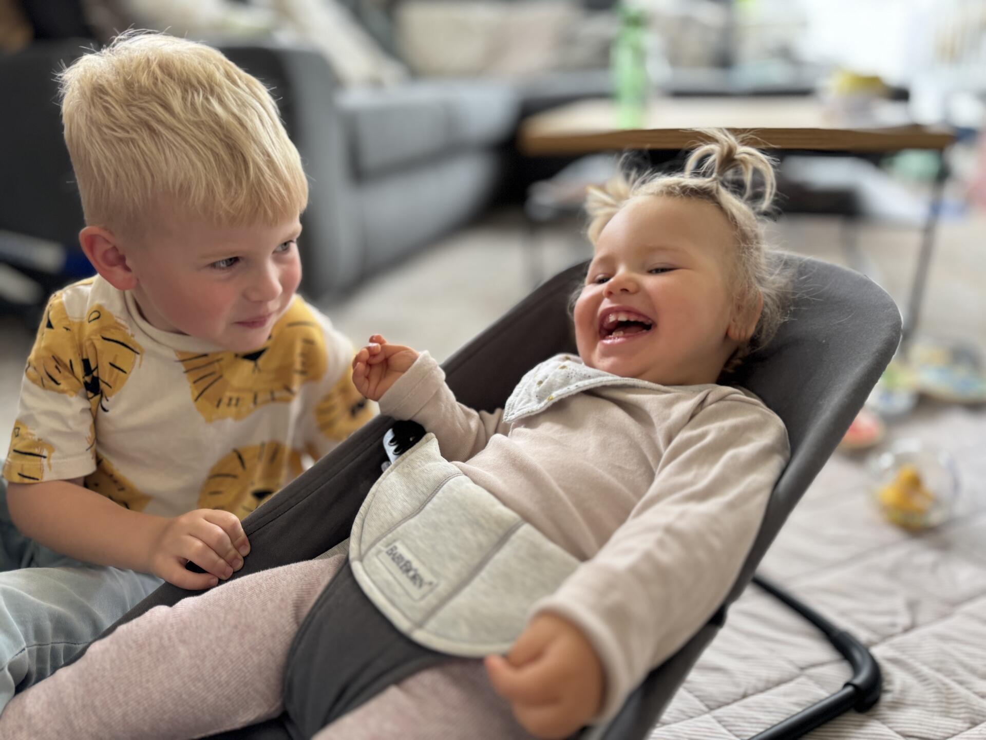 Zwei Kinder: Der vierjährige Piet (links) ist für seine kleine Schwester Enie eine wichtige Stütze. Mit seiner liebevollen Art bringt er sie immer wieder zum Lächeln.
