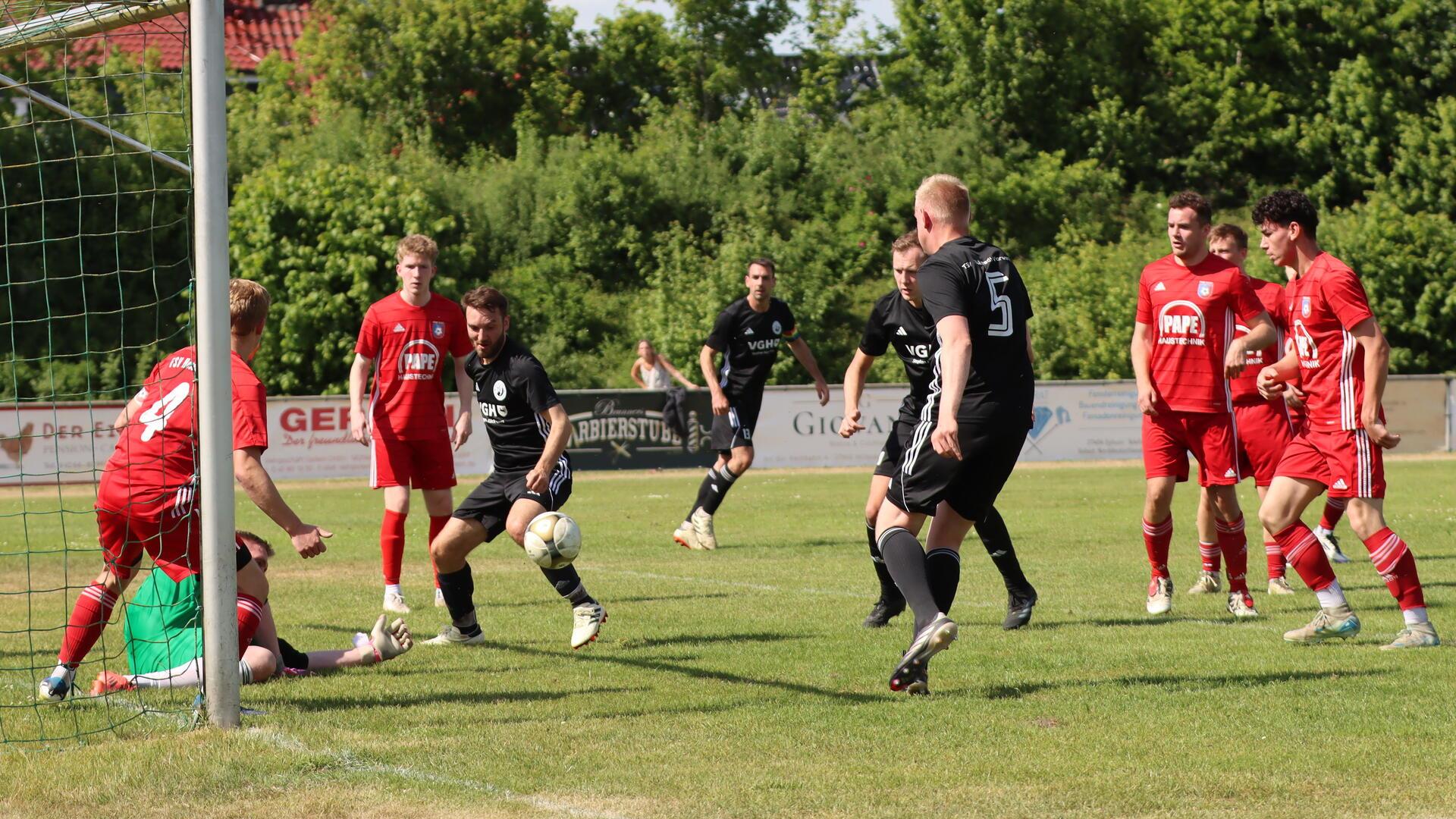 Der von Thore Lohmann parierte Ball kommt zu Leon Stauch (Nummer 5), der ihn humorlos zum 3:0 für Bülstedt/Vorwerk in die Maschen donnert.