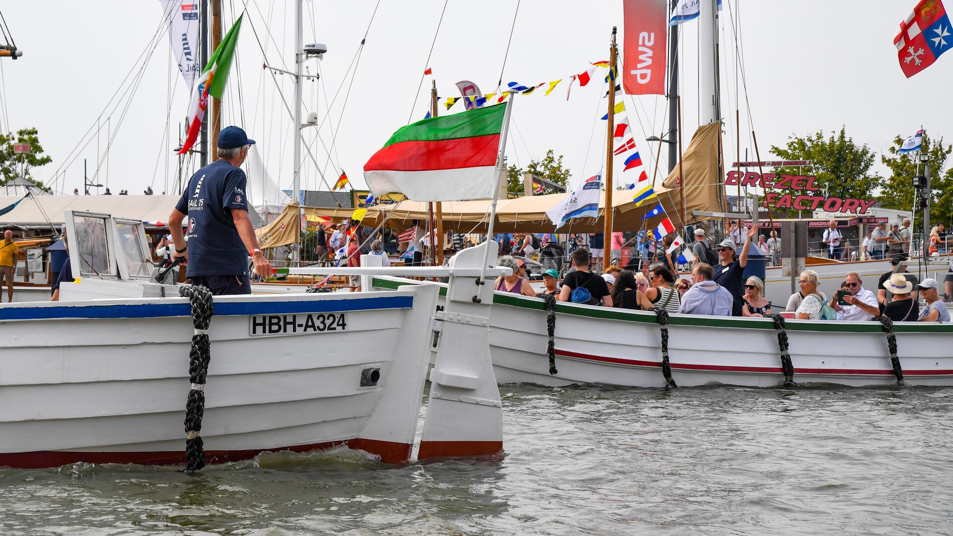 Auf der Sail 2025 in Bremerhaven fahren Börteboote.