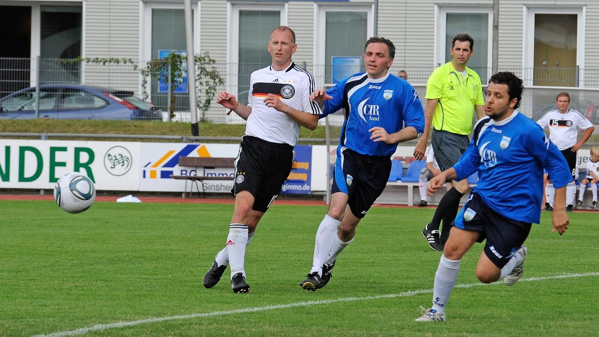 Detlef Wellbrock ist ein begeisterter Kicker - und hat jahrelang nicht nur in der Fußball-Nationalmannschaft mitgespielt (ganz links auf dem Foto), sondern war auch der Vorsitzende des Vereins. 