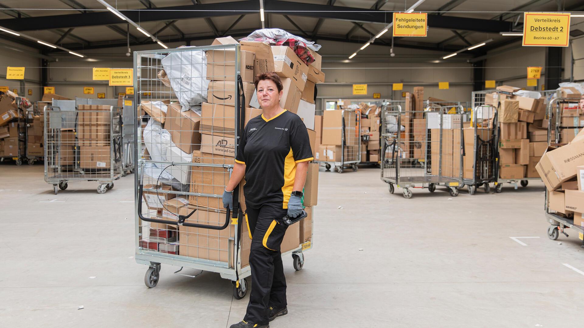 Hunderte Pakete, in Korbwagen in der neuen Halle der Deutschen Post