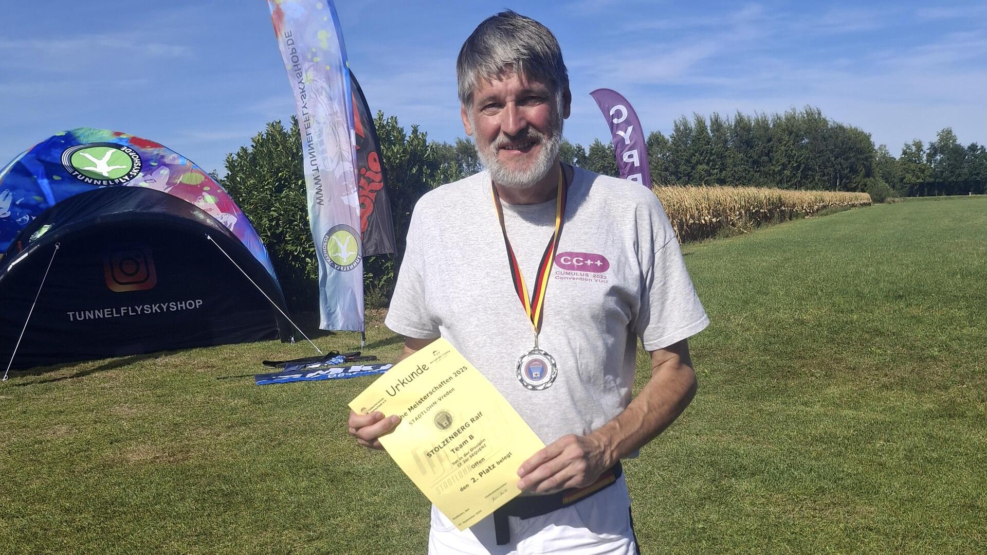 Deutscher Vizemeister 2025: Ralf Stolzenberg belegte im September in Stadtlohn-Vreden im Münsterland in der Disziplin 2er-Kappenformation Rang zwei. Zu seinem Team zählten Springerkollege Peter Pfalzgraf und Videomann Peter Wohlers.