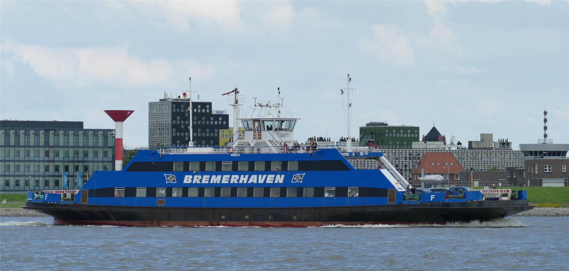 Eine Fähre vor einer Stadt. Dialog auf der Weser: Ein NDR-Team lädt auf der Fähre zum Zuhören und Mitreden ein.