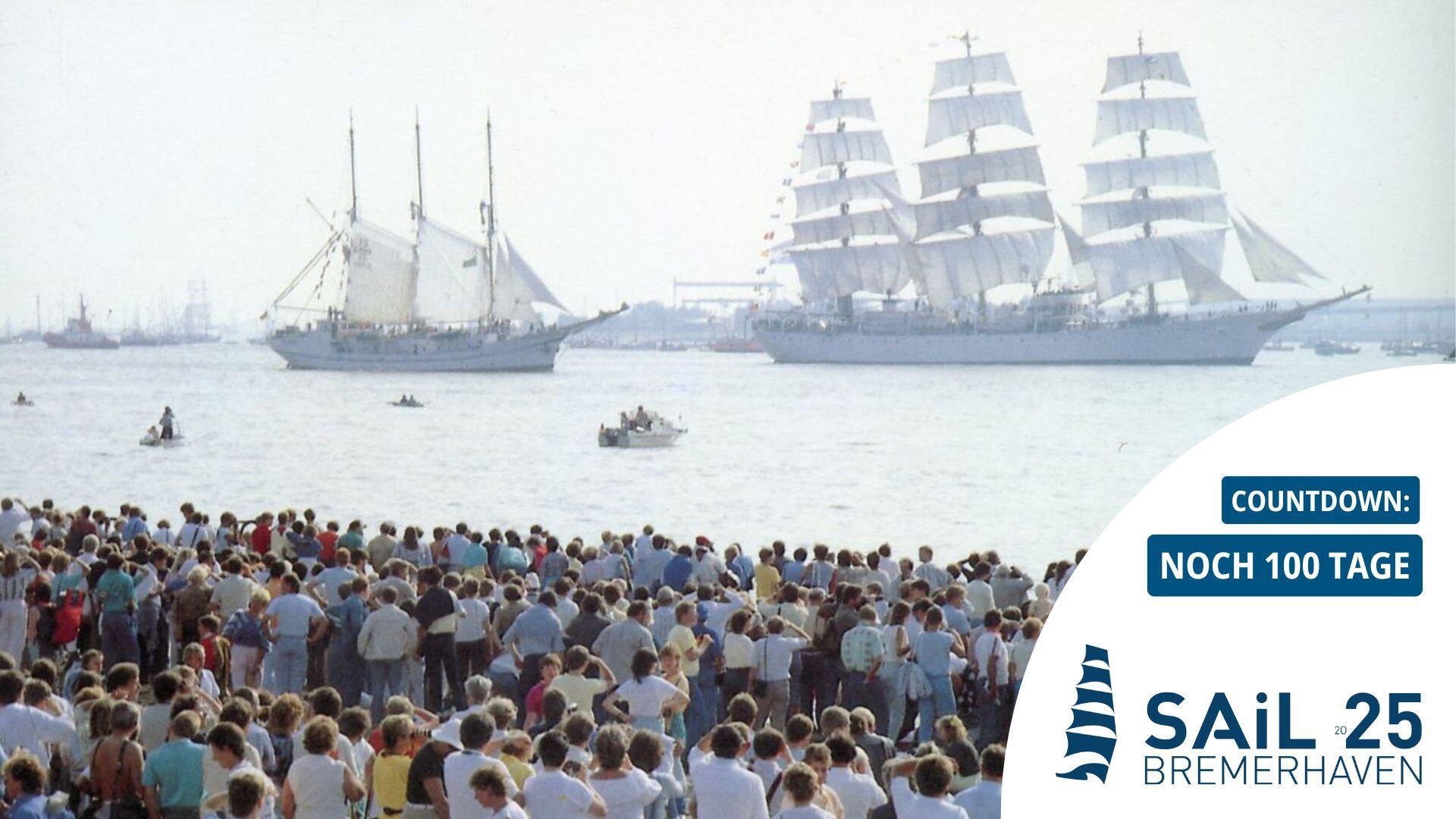Menschen beobachten Segelschiffe