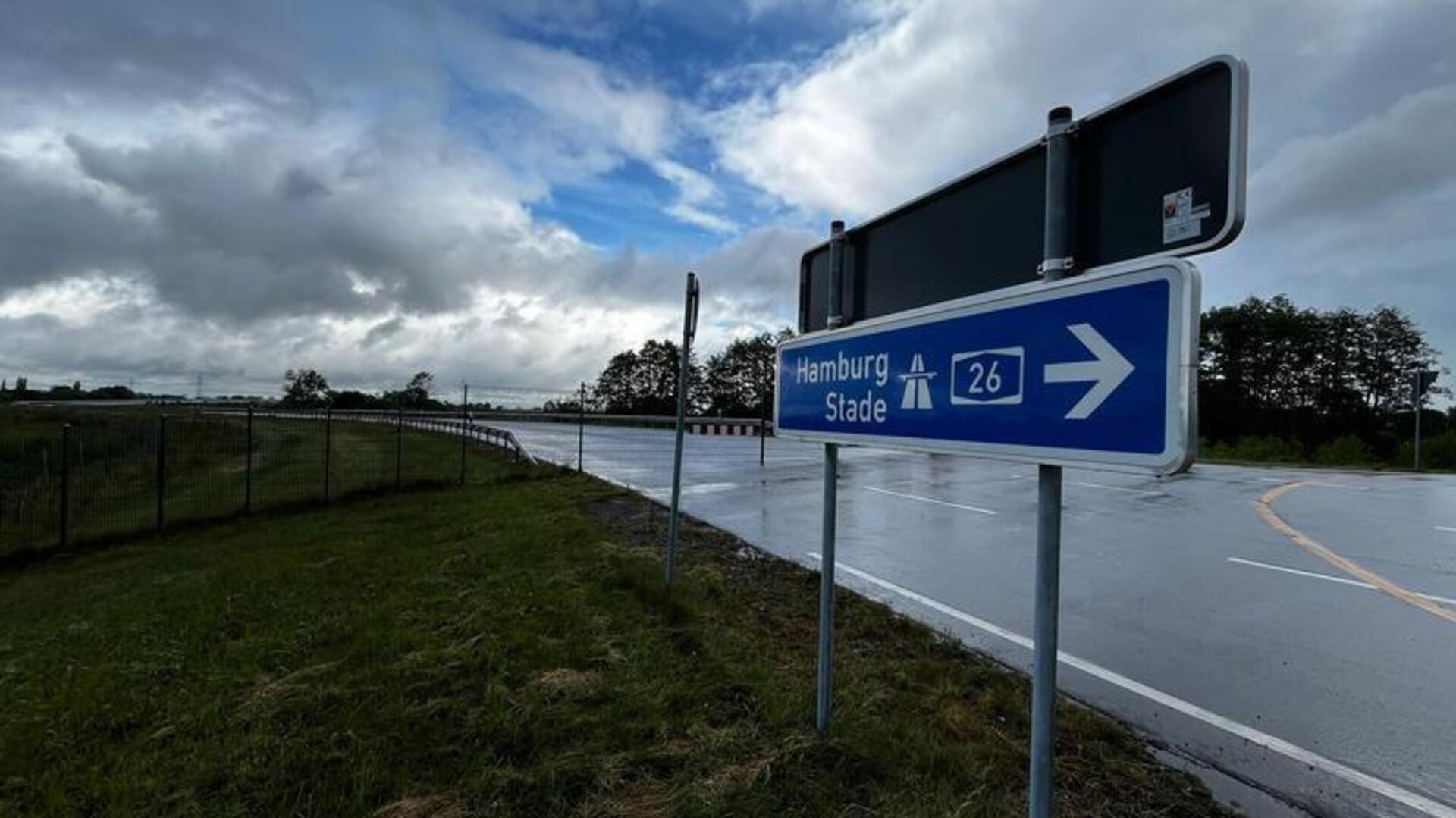 Dichter als an dieser Stelle werden die Autofahrer der fertigen A26-Anschlussstelle Buxtehude für viele Jahre nicht kommen.