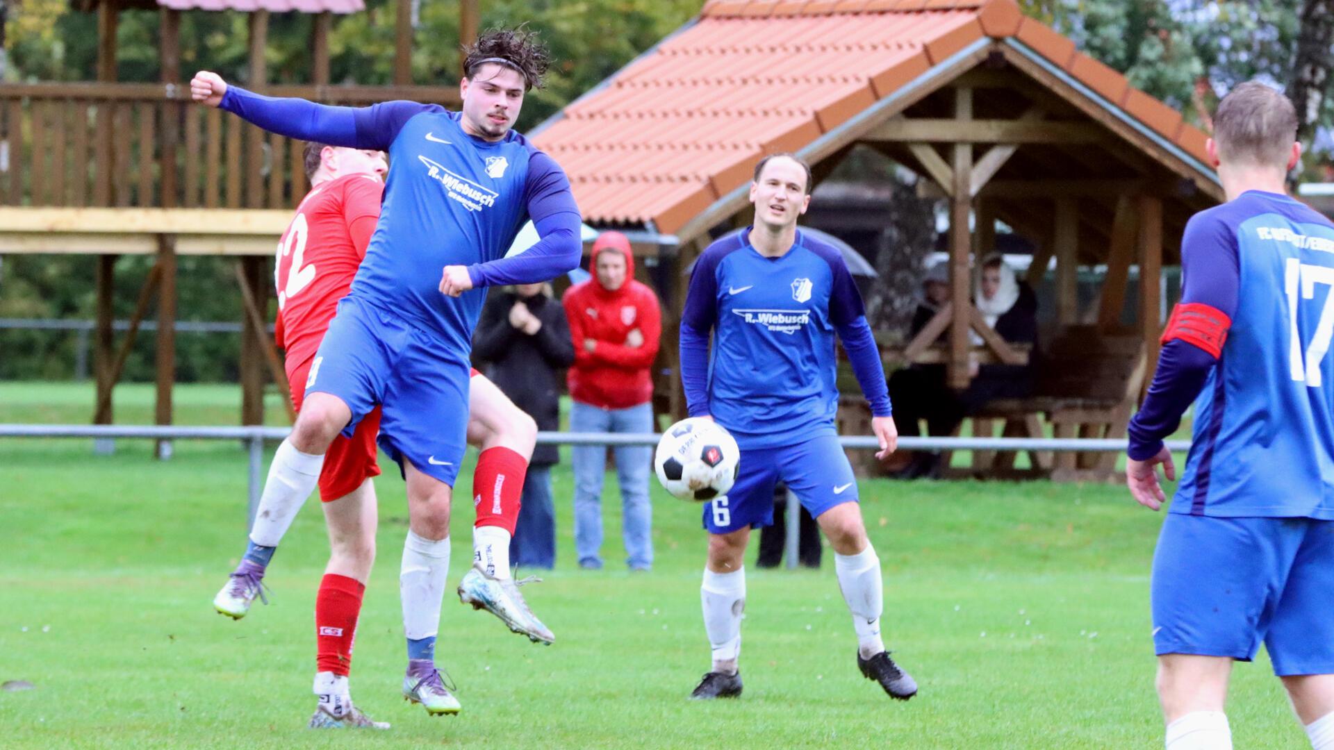 Nach Sieg lässt es sich gut feiern bei Blau-Roter Nacht Die 2:1-Führung schoss Conner Lührs heraus.