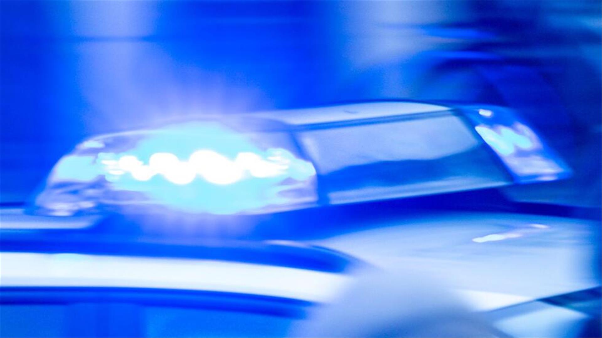 Ein Streifenwagen der Polizei ist mit Blaulicht im Einsatz.