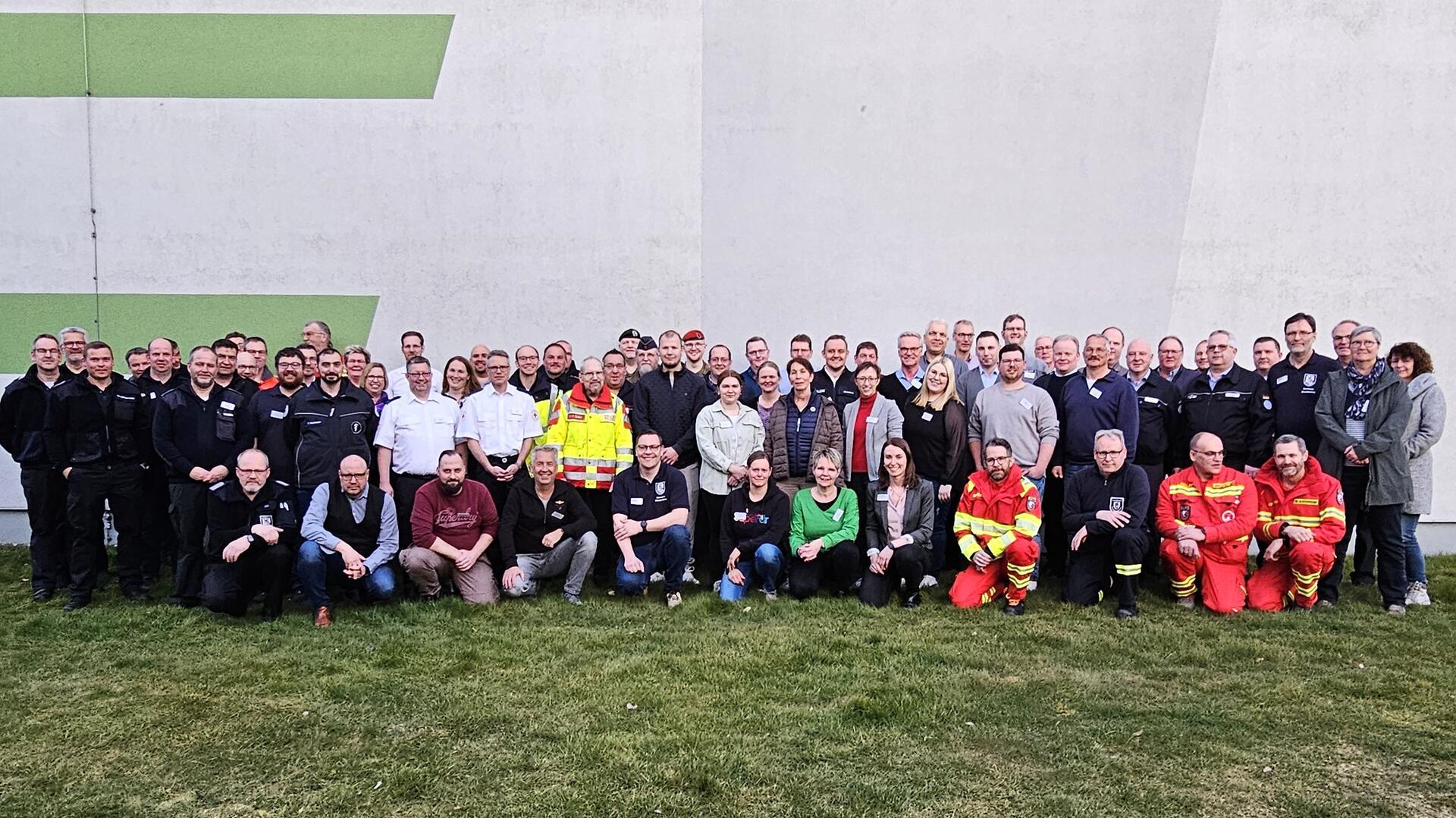 Die 72 Teilnehmerinnen und Teilnehmer der Veranstaltung kamen anschließend zu einem Gruppenfoto zusammen.