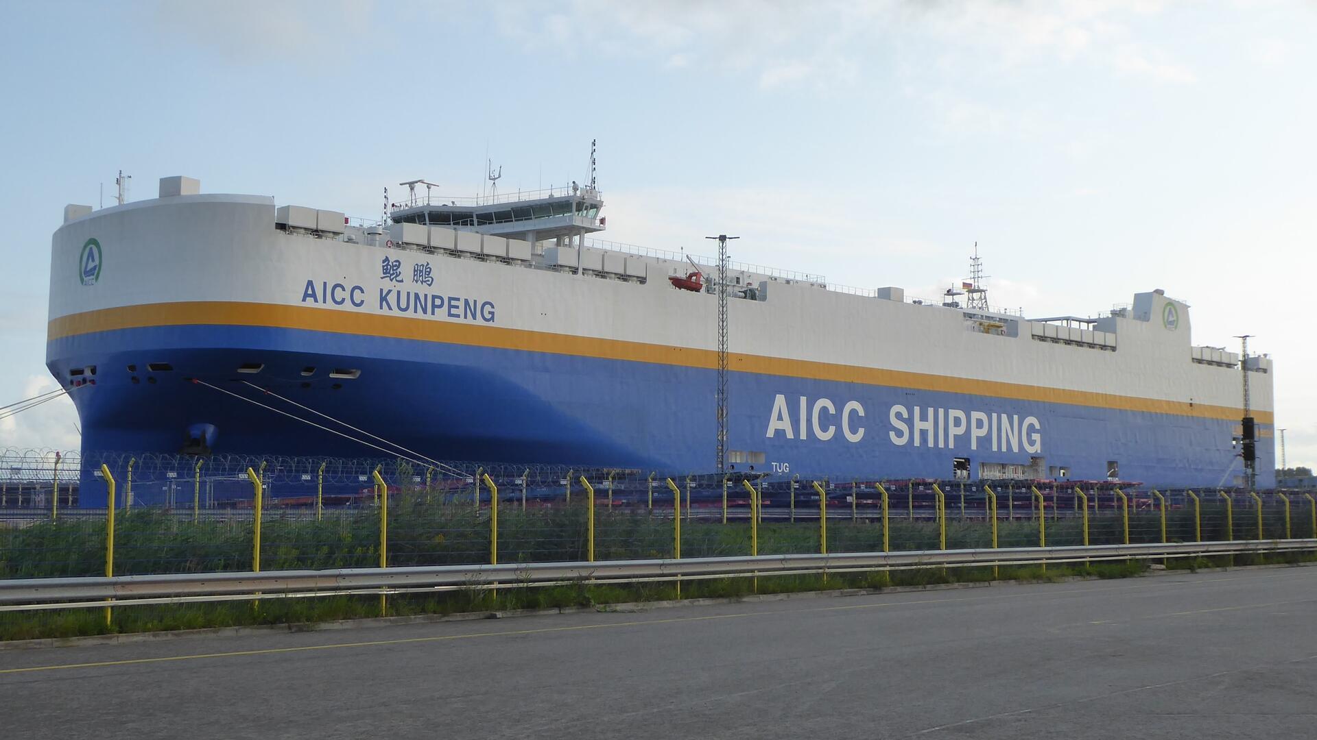 Ein LNG-Autofrachter liegt festgemacht an einem Terminal in Bremerhaven. 
