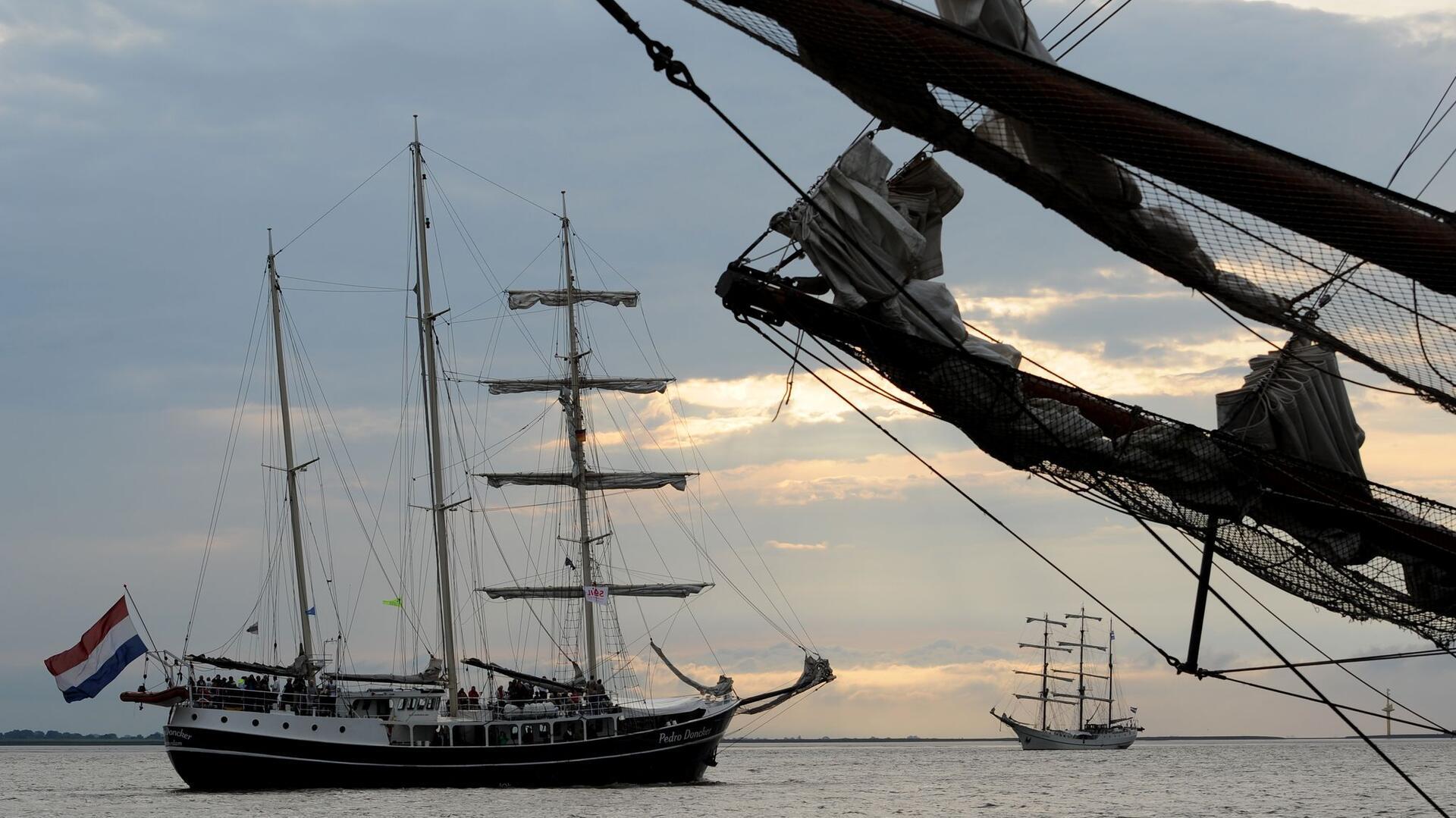 Windjammer in der Abendsonne