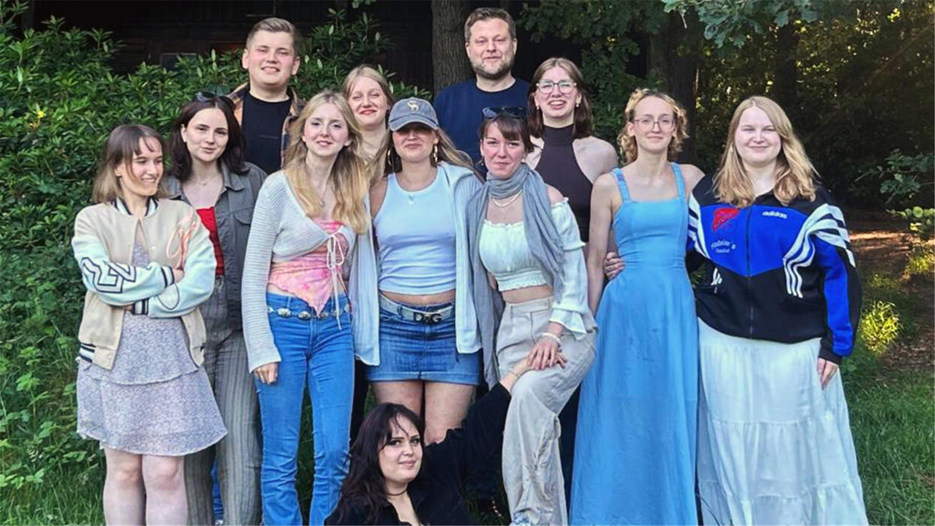 Die Absolventen der Fachoberschule Gestaltung mit ihrem Klassenlehrer.