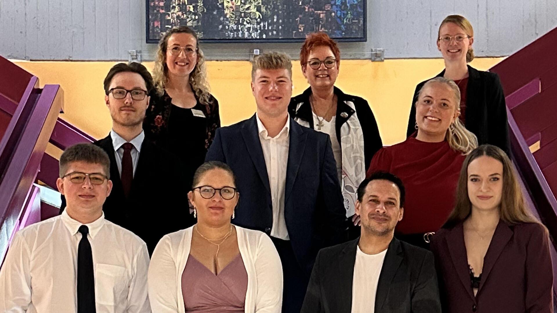 Die Absolventen des Kurses 22C feiern ihr Examen zur Pflegefachperson.
