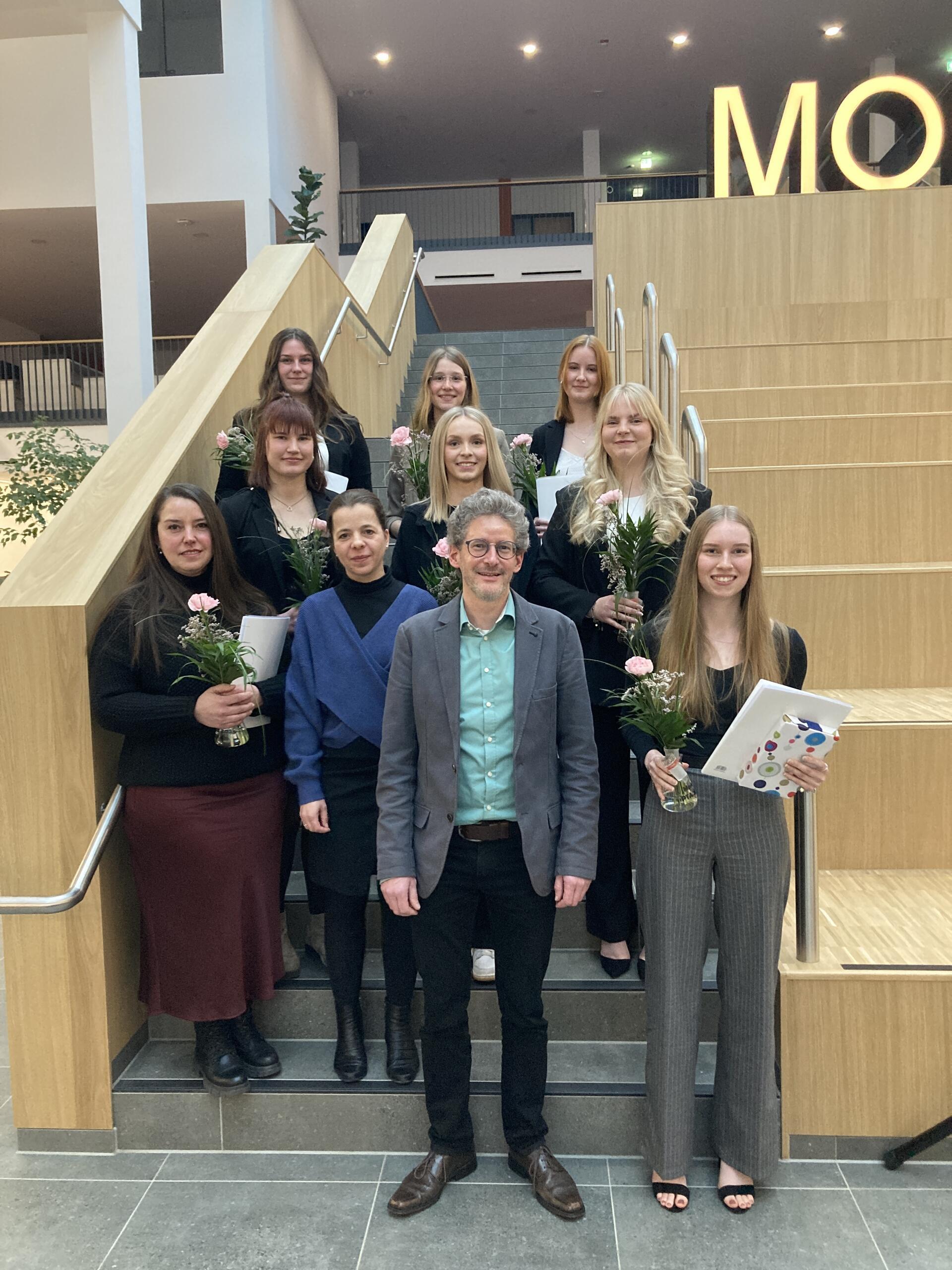 Die Absolventinnen: Anna-Maria Harms, Leonie Herbst, Luisa Chiara Hey, Anna-Lena Klingen, Helena Lütjen, Helena Norden, Merle Ropers und Marina Schwarz.