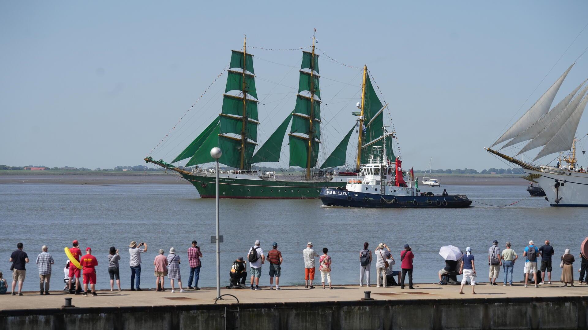 Die "Alex II" führt die Einlaufparade der Sail 2025 in Bremerhaven an.