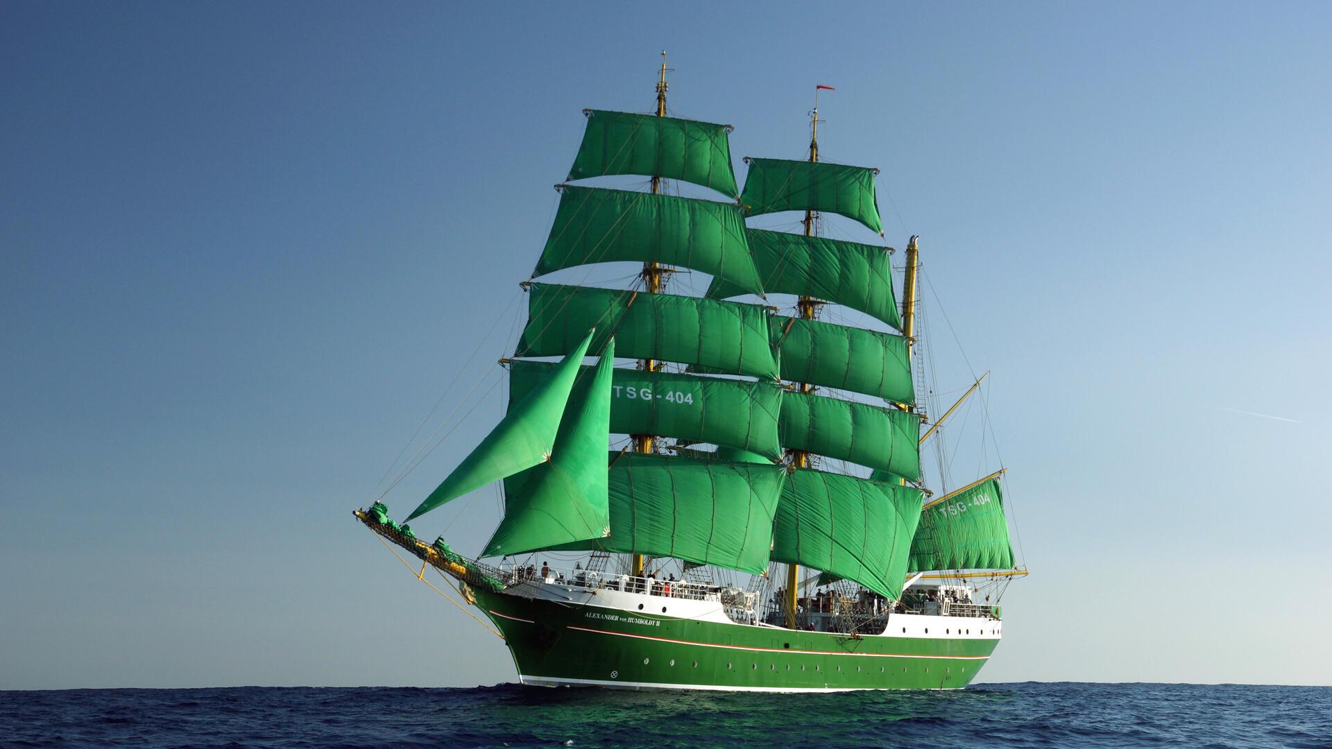 Das Bild zeigt die "Alexander von Humboldt II" auf dem Meer. Das Segelschiff kommt zurück in den Heimathafen Bremerhaven.
